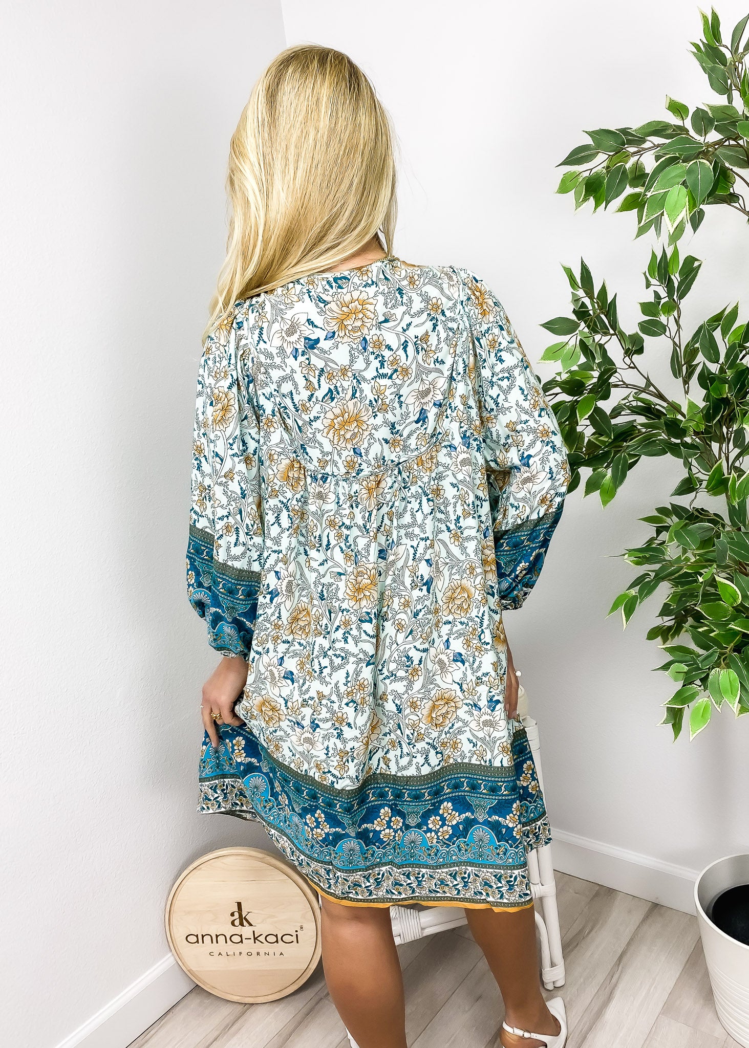 Vestido bohemio con cuello atado 