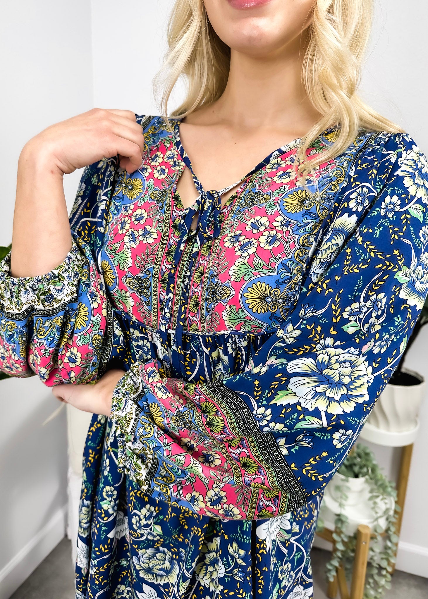Vestido bohemio con cuello atado 