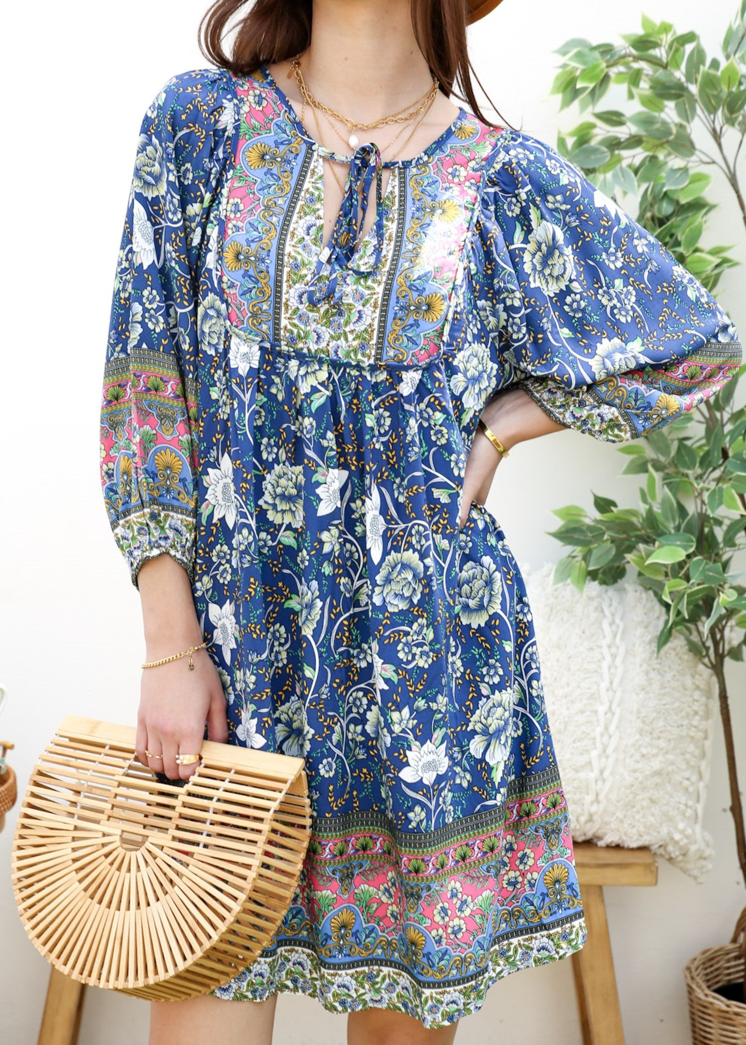 Vestido bohemio con cuello atado 