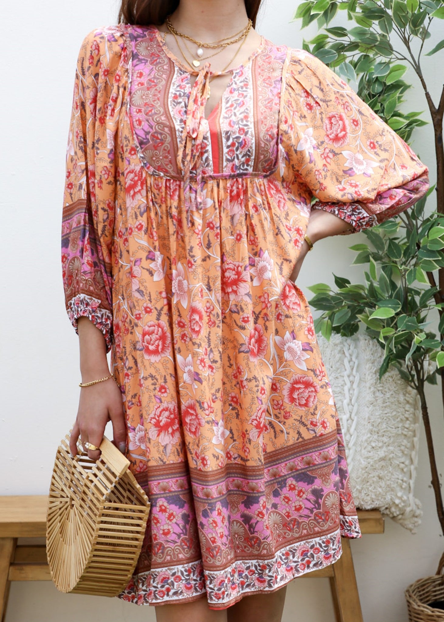 Vestido bohemio con cuello atado 
