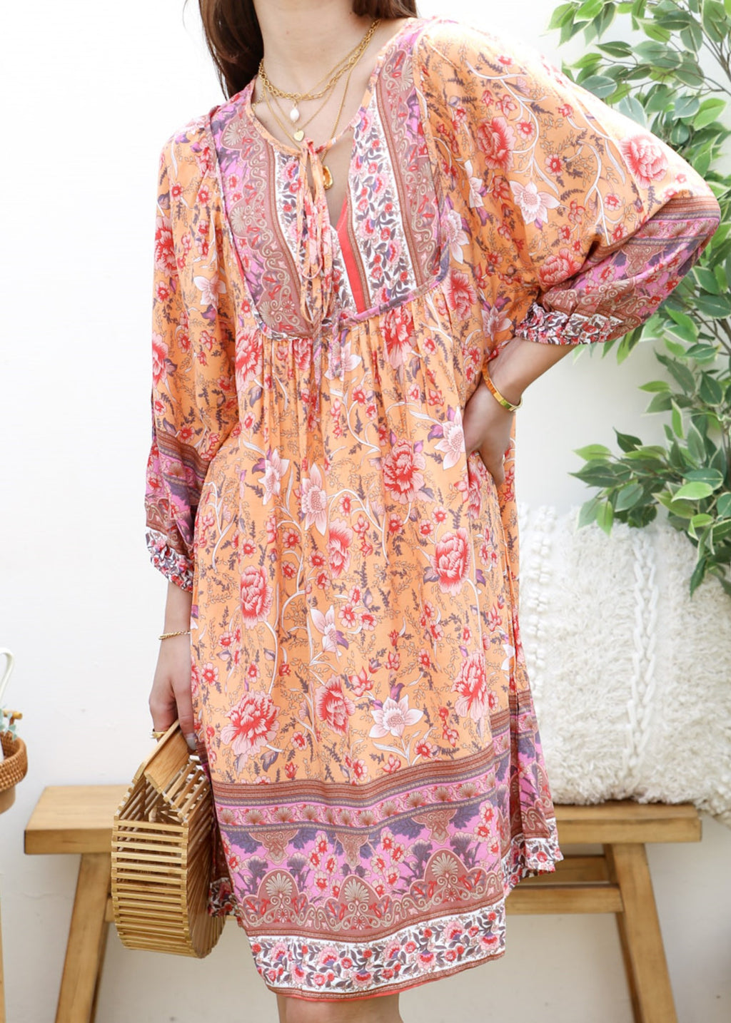 Vestido bohemio con cuello atado 
