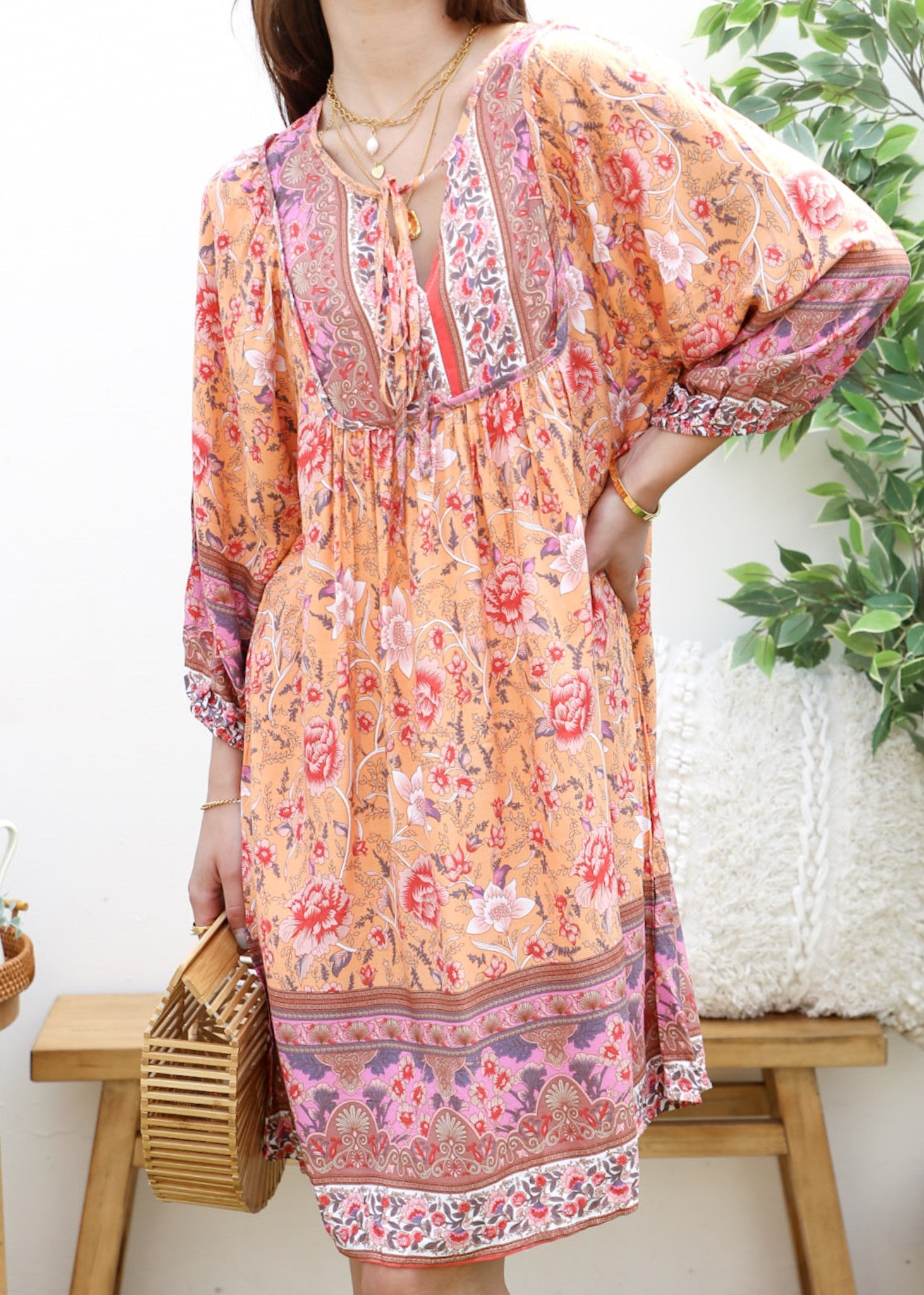 Vestido bohemio con cuello atado 