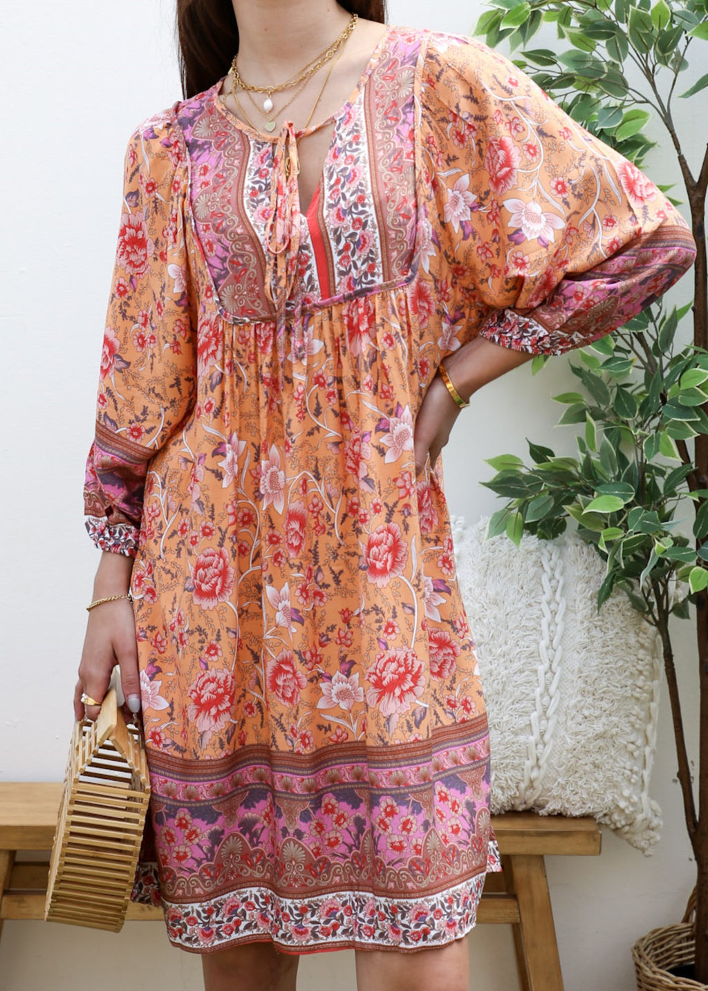 Vestido bohemio con cuello atado 