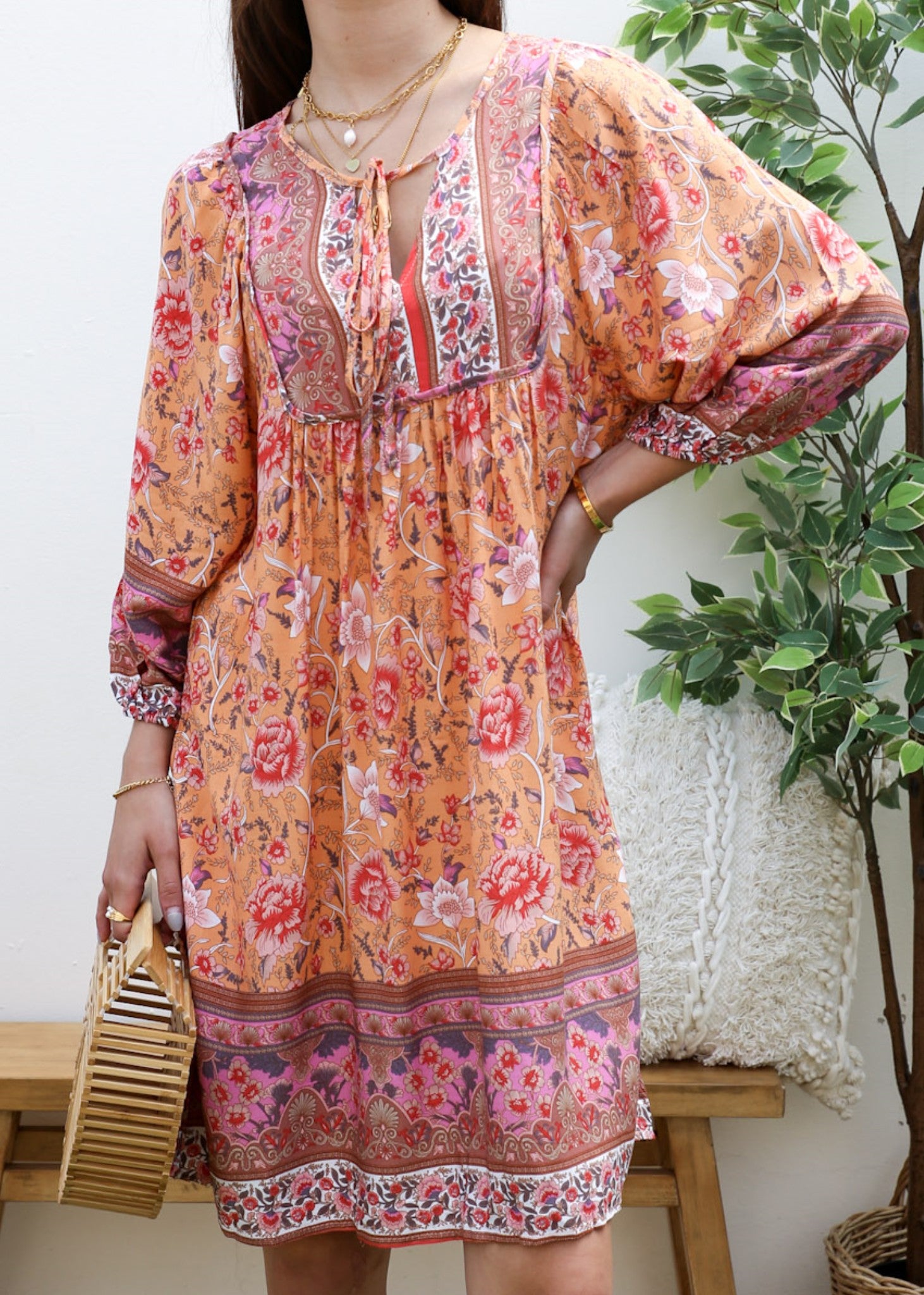 Vestido bohemio con cuello atado 