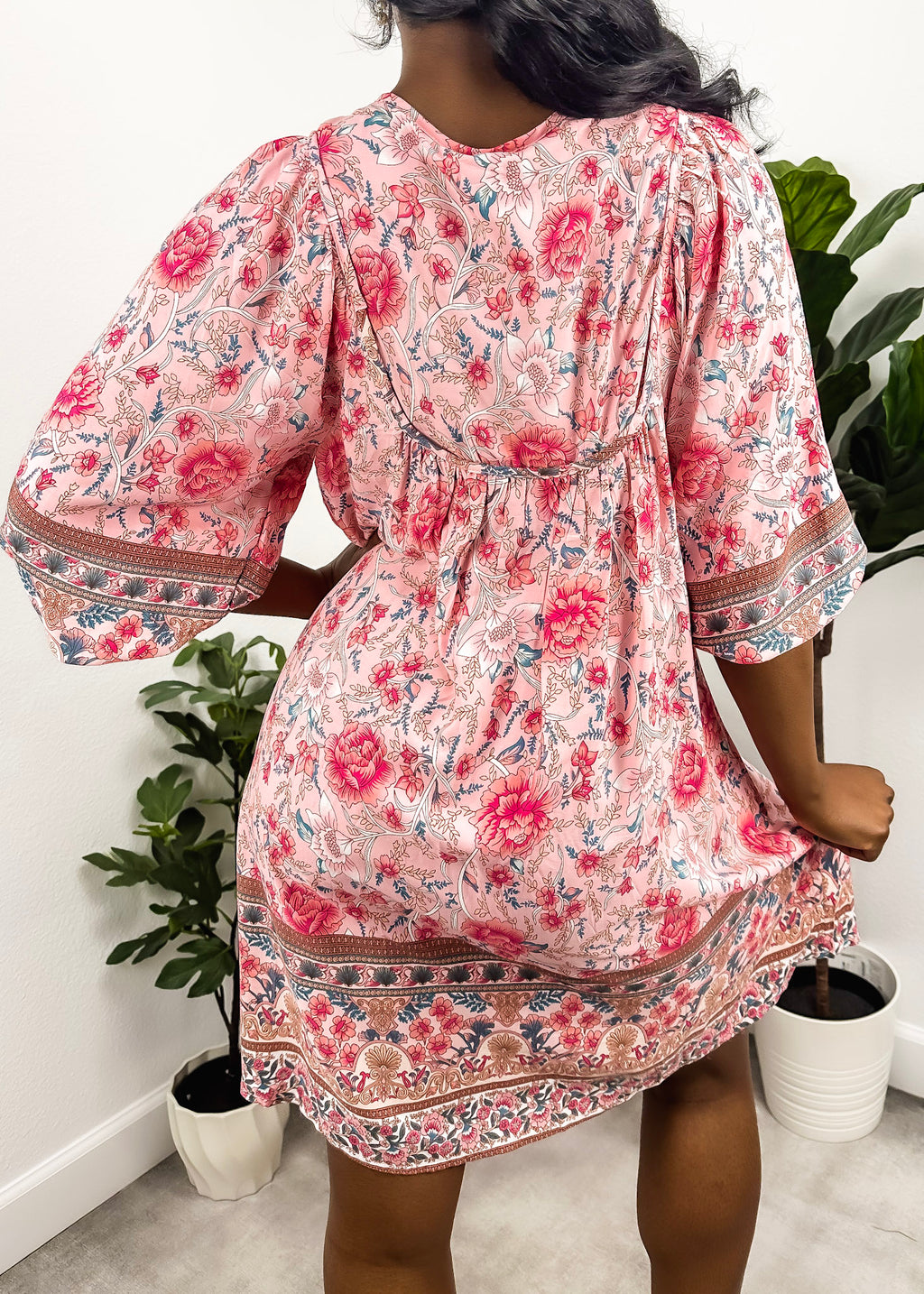 Vestido bohemio con cuello atado 