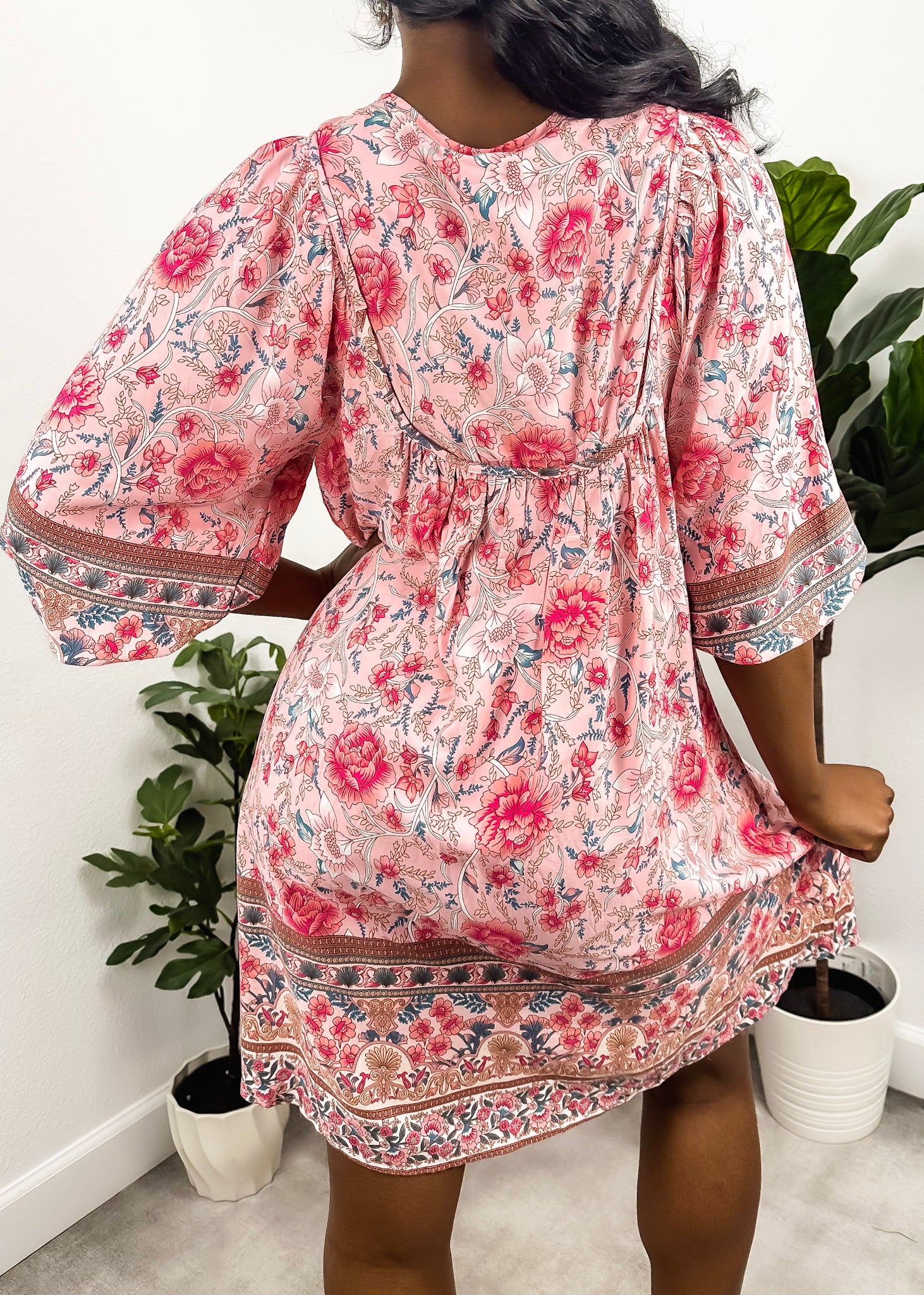 Vestido bohemio con cuello atado 