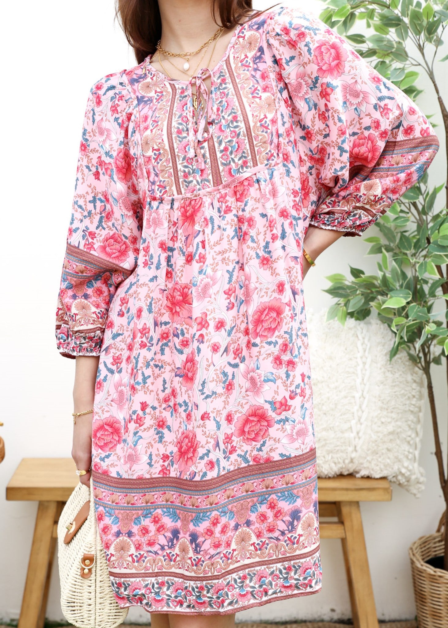 Vestido bohemio con cuello atado 
