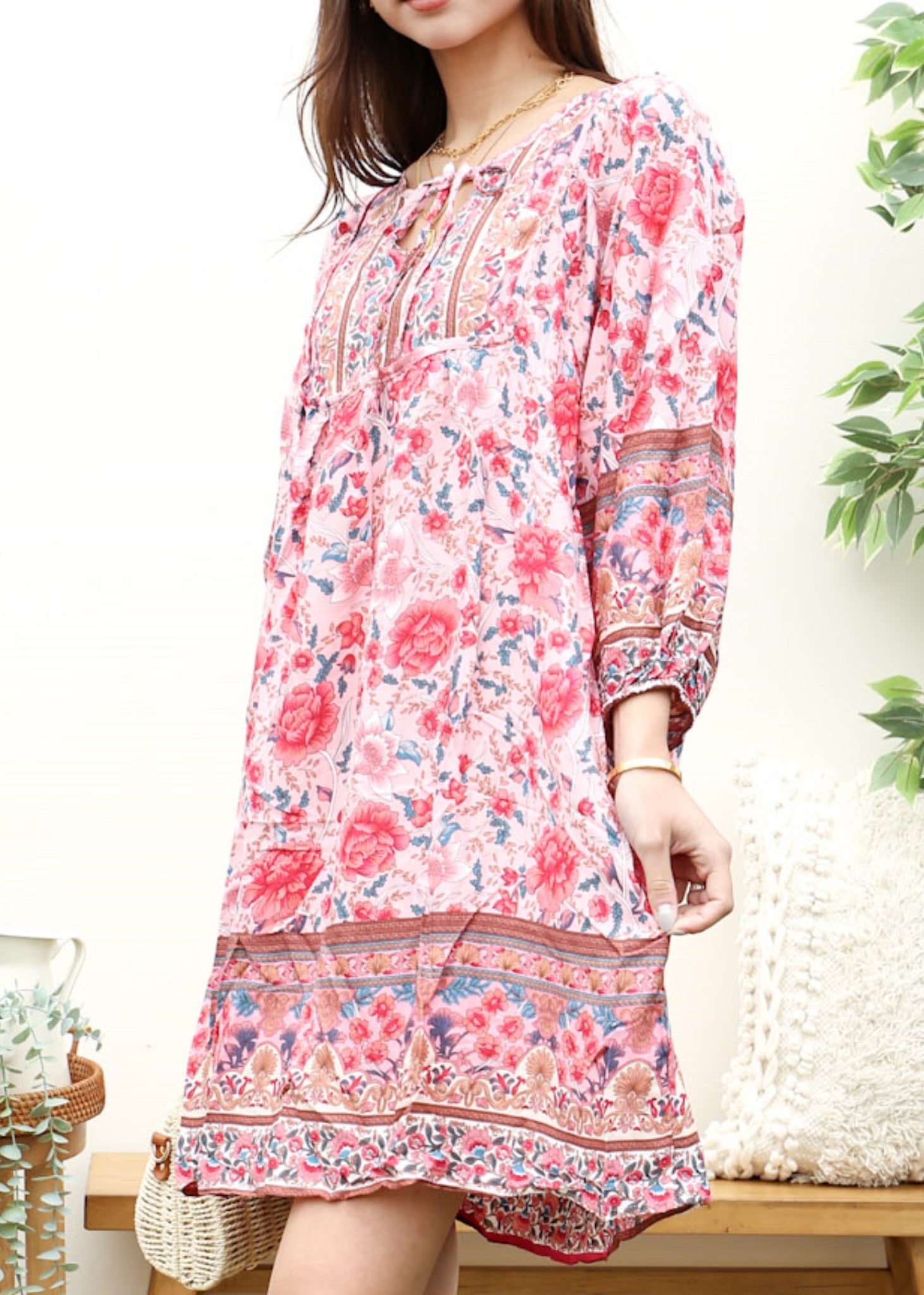Vestido bohemio con cuello atado 