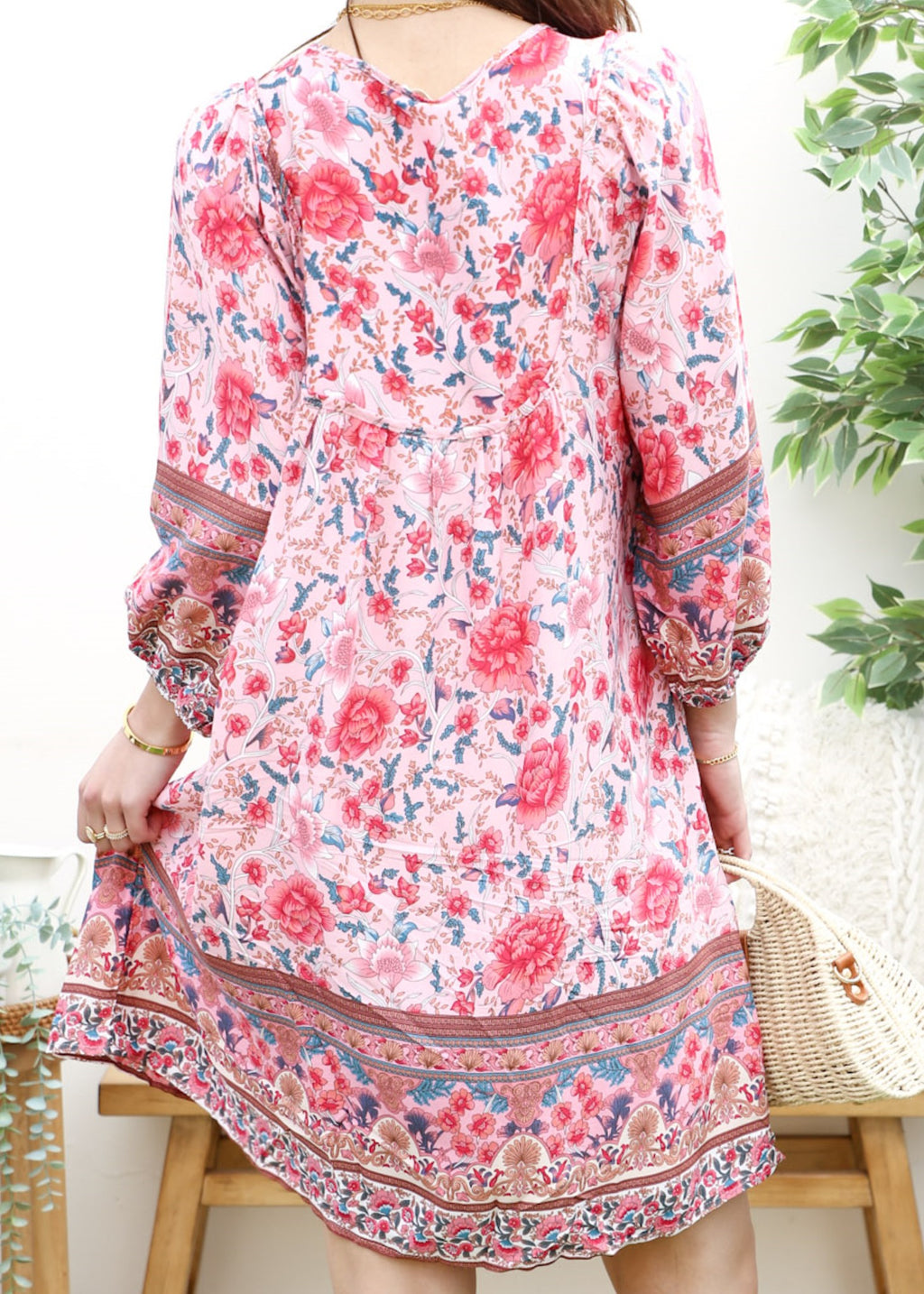Vestido bohemio con cuello atado 