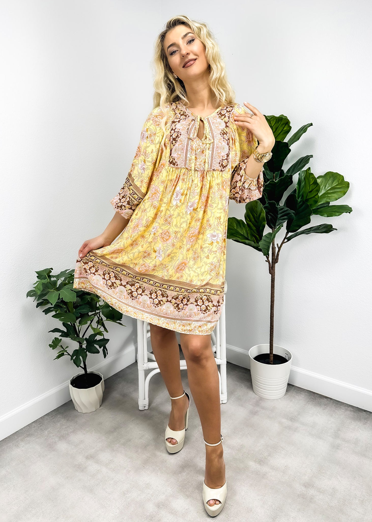 Vestido bohemio con cuello atado 