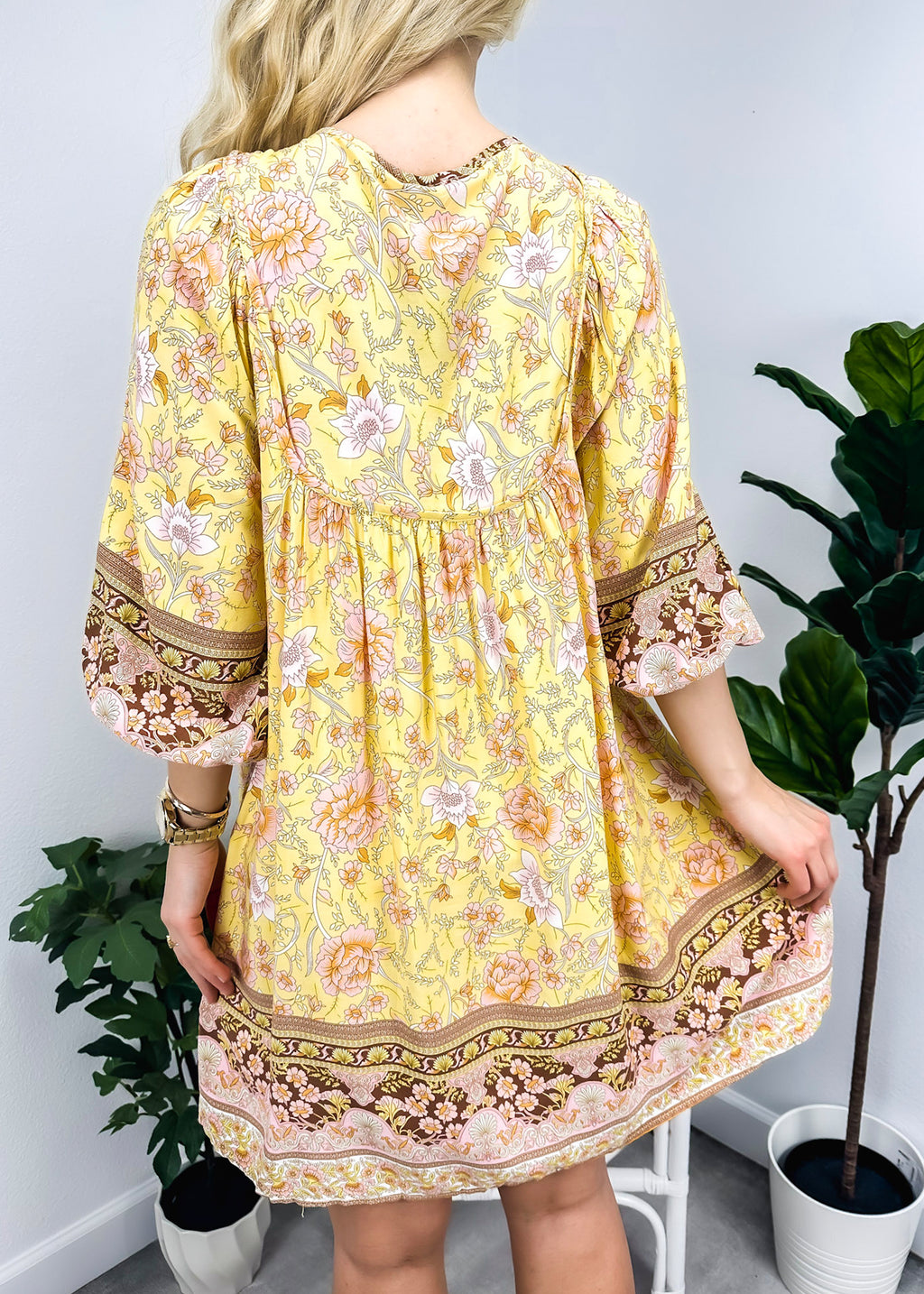 Vestido bohemio con cuello atado 