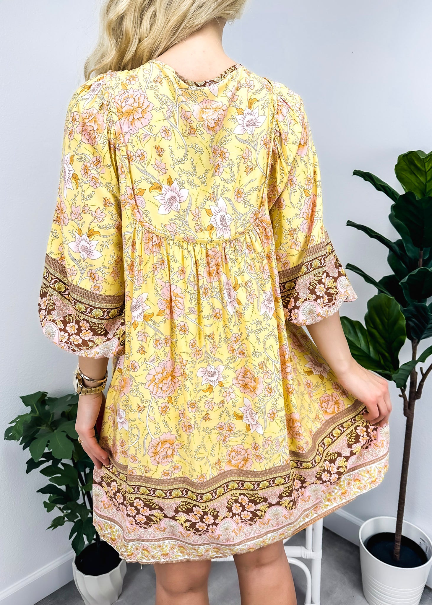 Vestido bohemio con cuello atado 