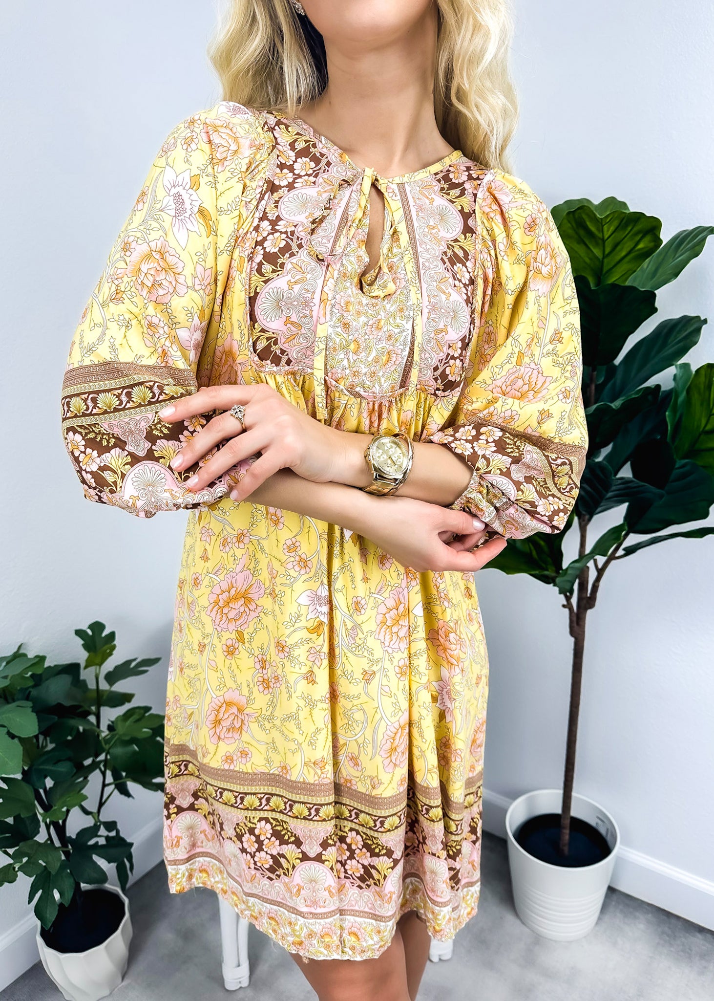 Vestido bohemio con cuello atado 