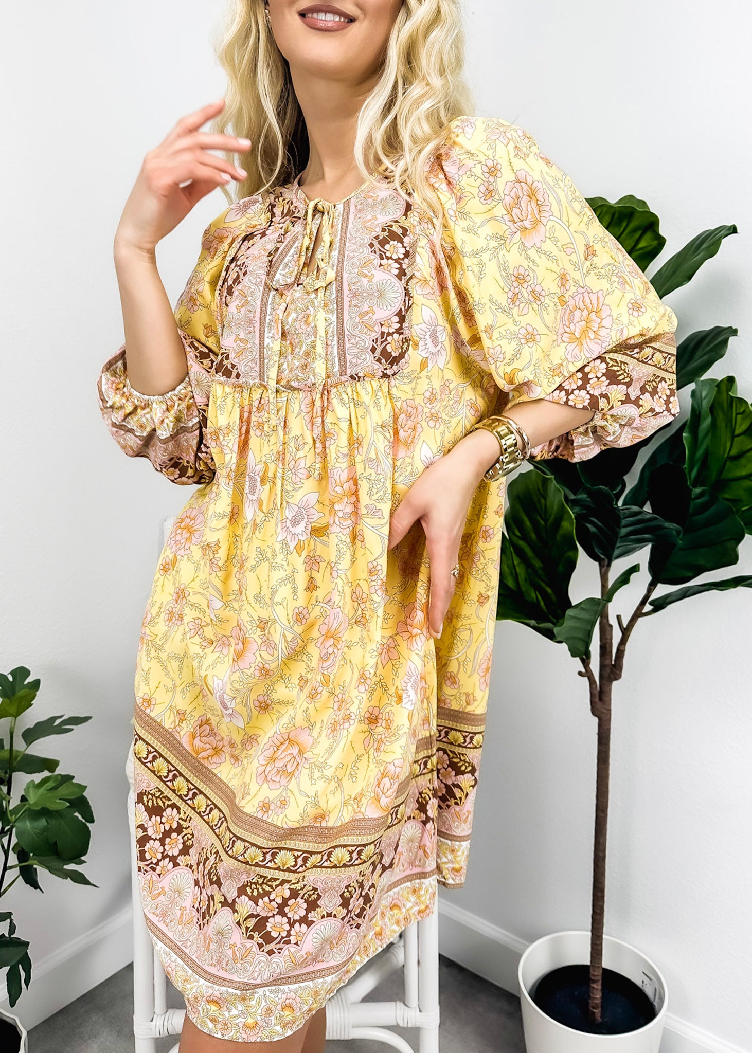 Vestido bohemio con cuello atado 