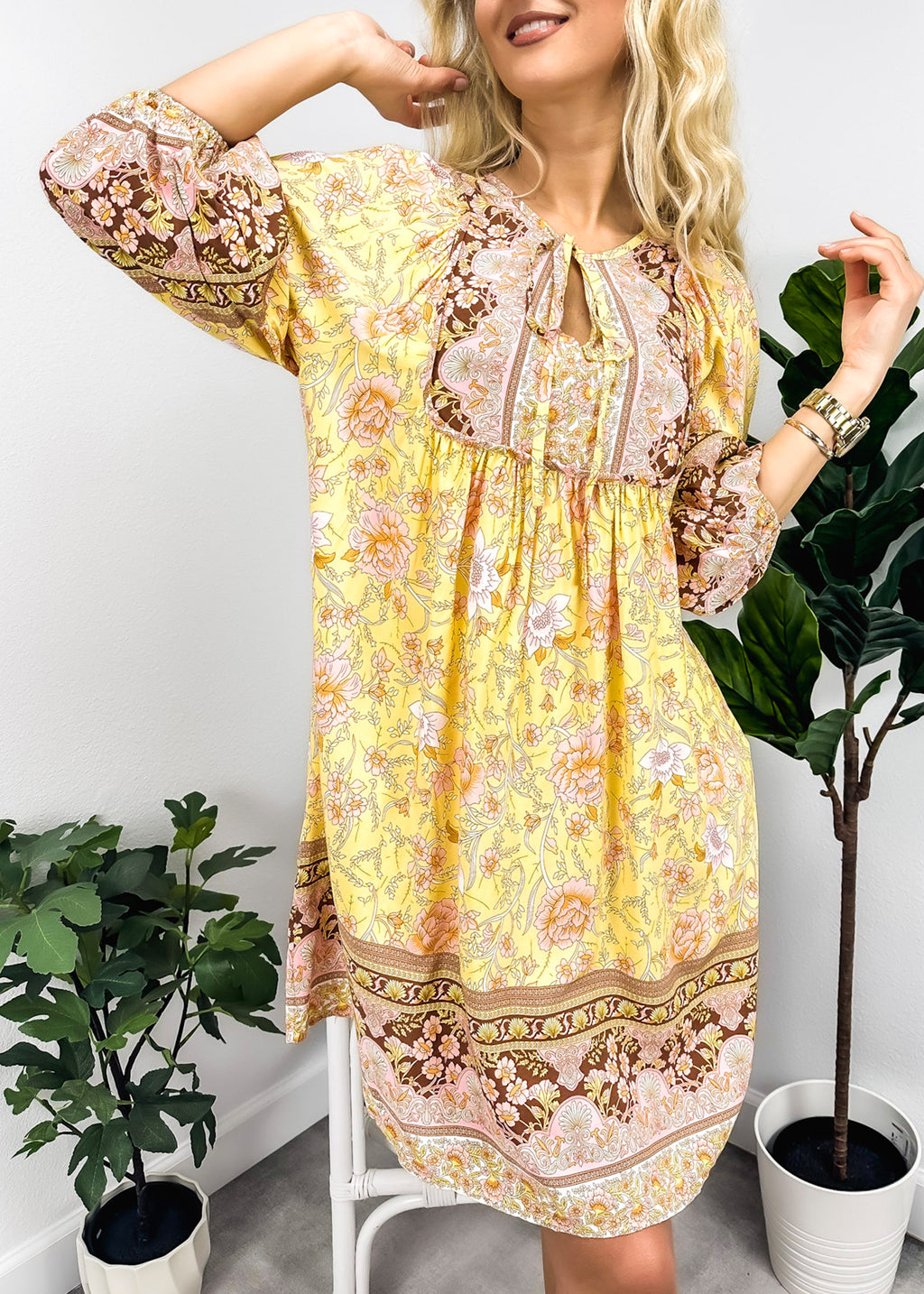 Vestido bohemio con cuello atado 