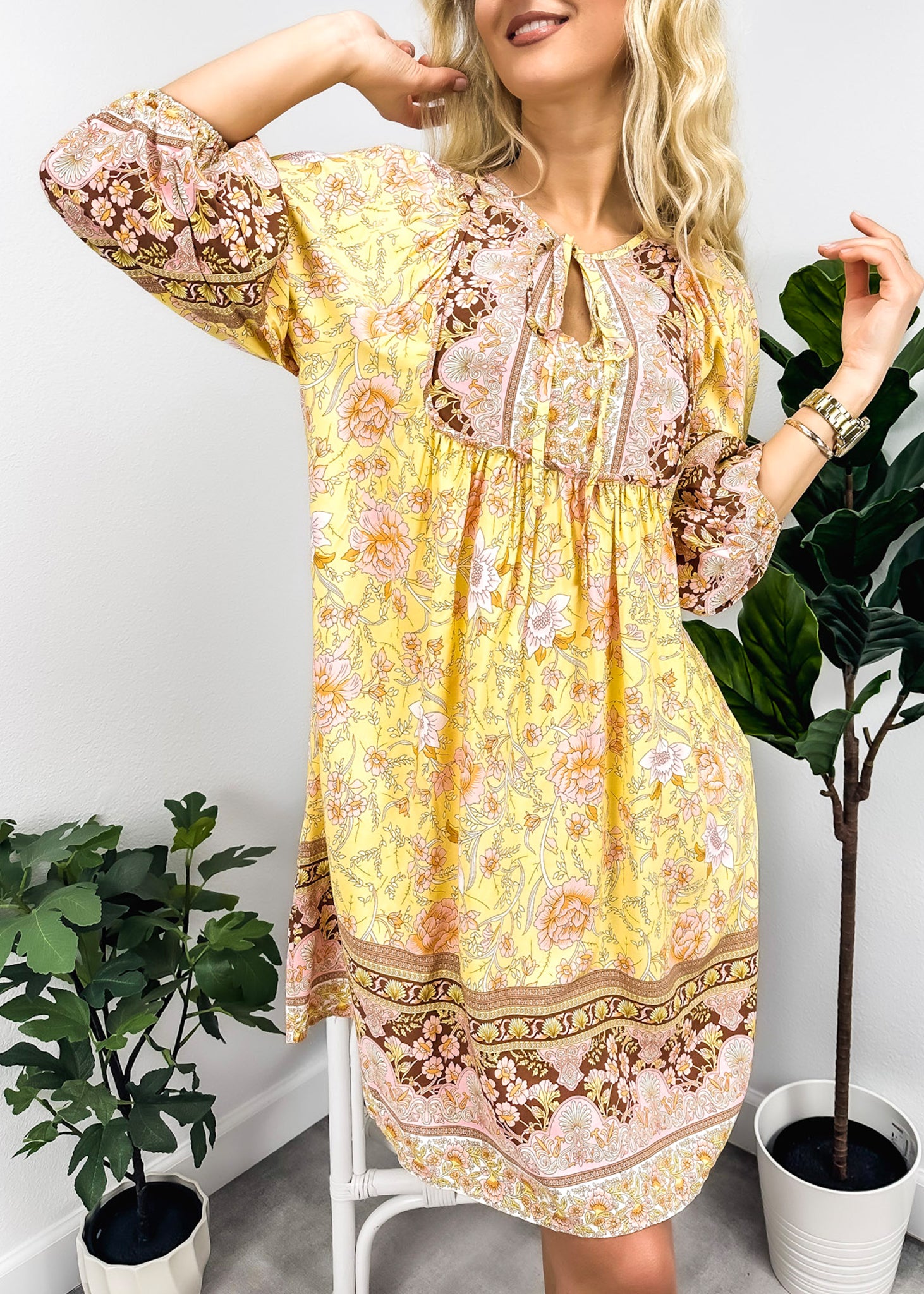 Vestido bohemio con cuello atado 