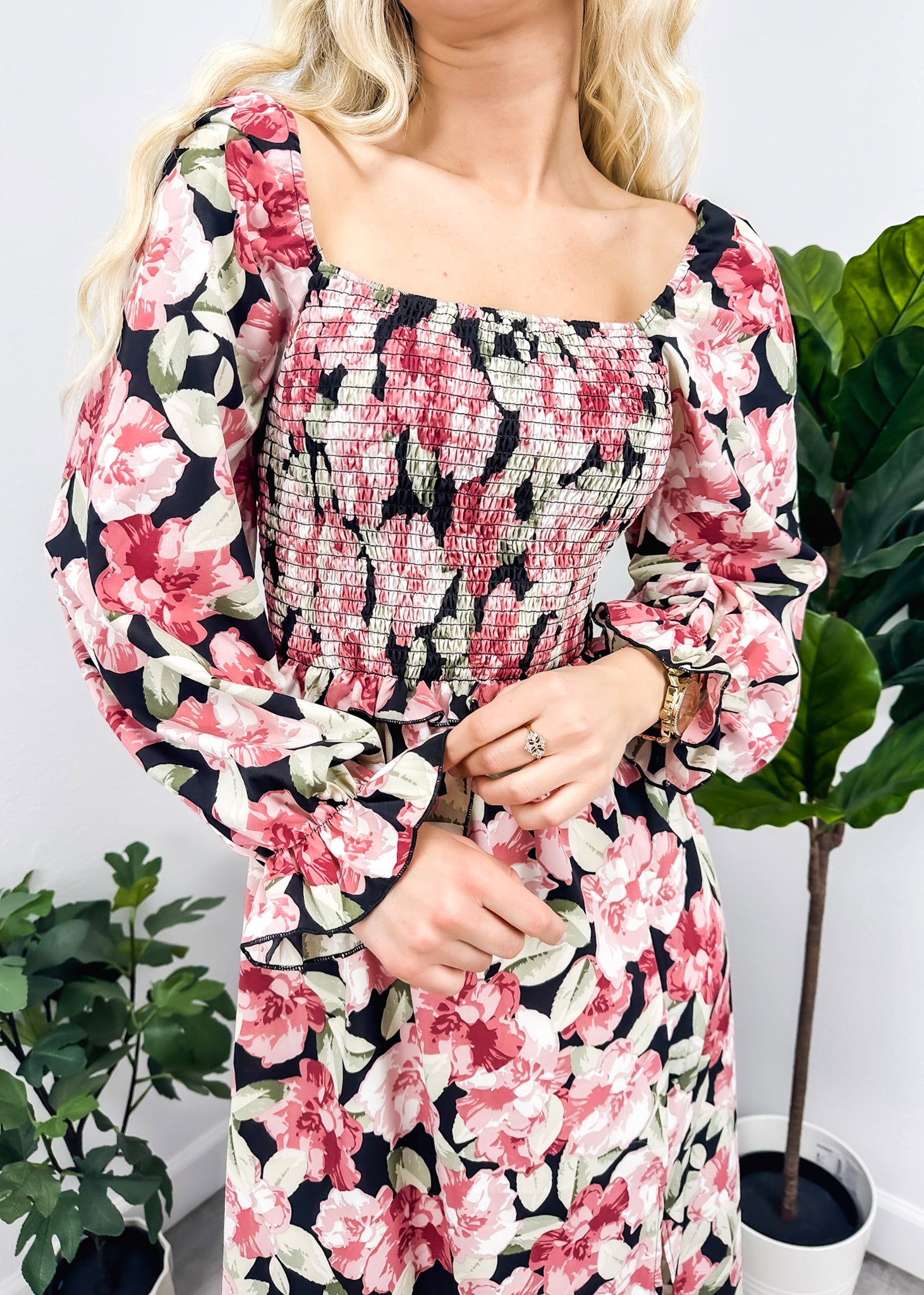 Vestido con escote cuadrado y cintura con volantes 