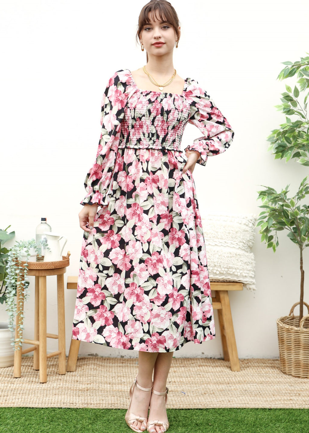 Vestido con escote cuadrado y cintura con volantes 
