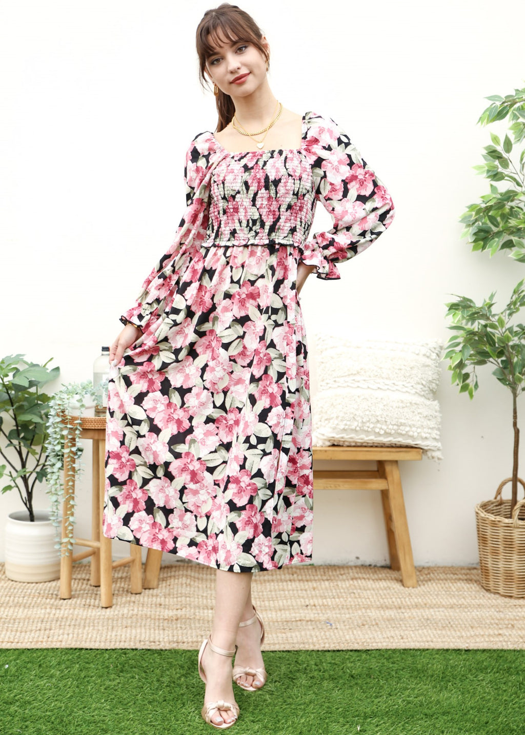 Vestido con escote cuadrado y cintura con volantes 