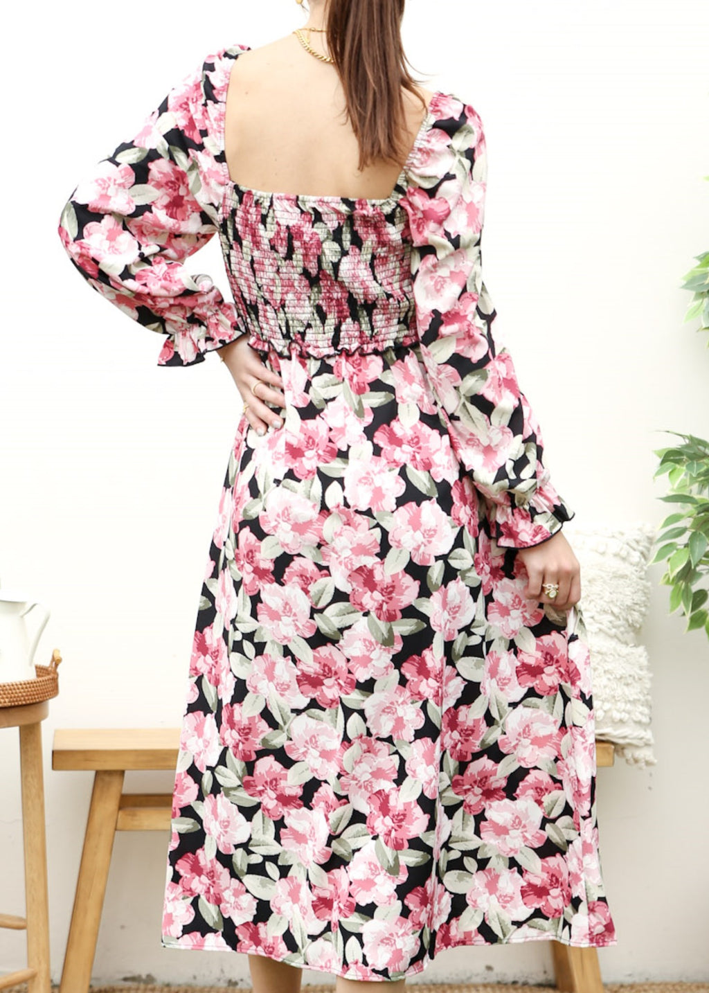 Vestido con escote cuadrado y cintura con volantes 