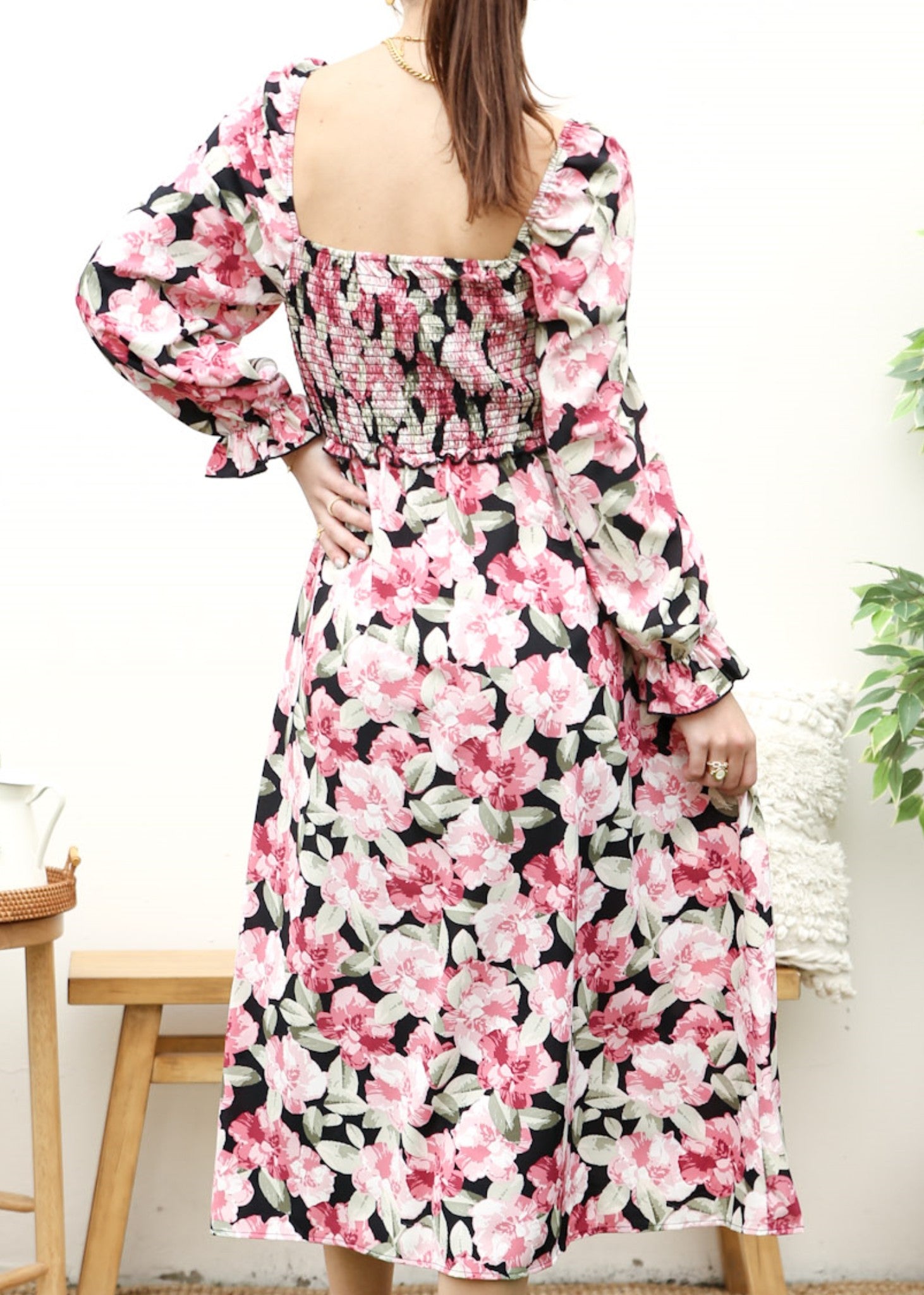 Vestido con escote cuadrado y cintura con volantes 