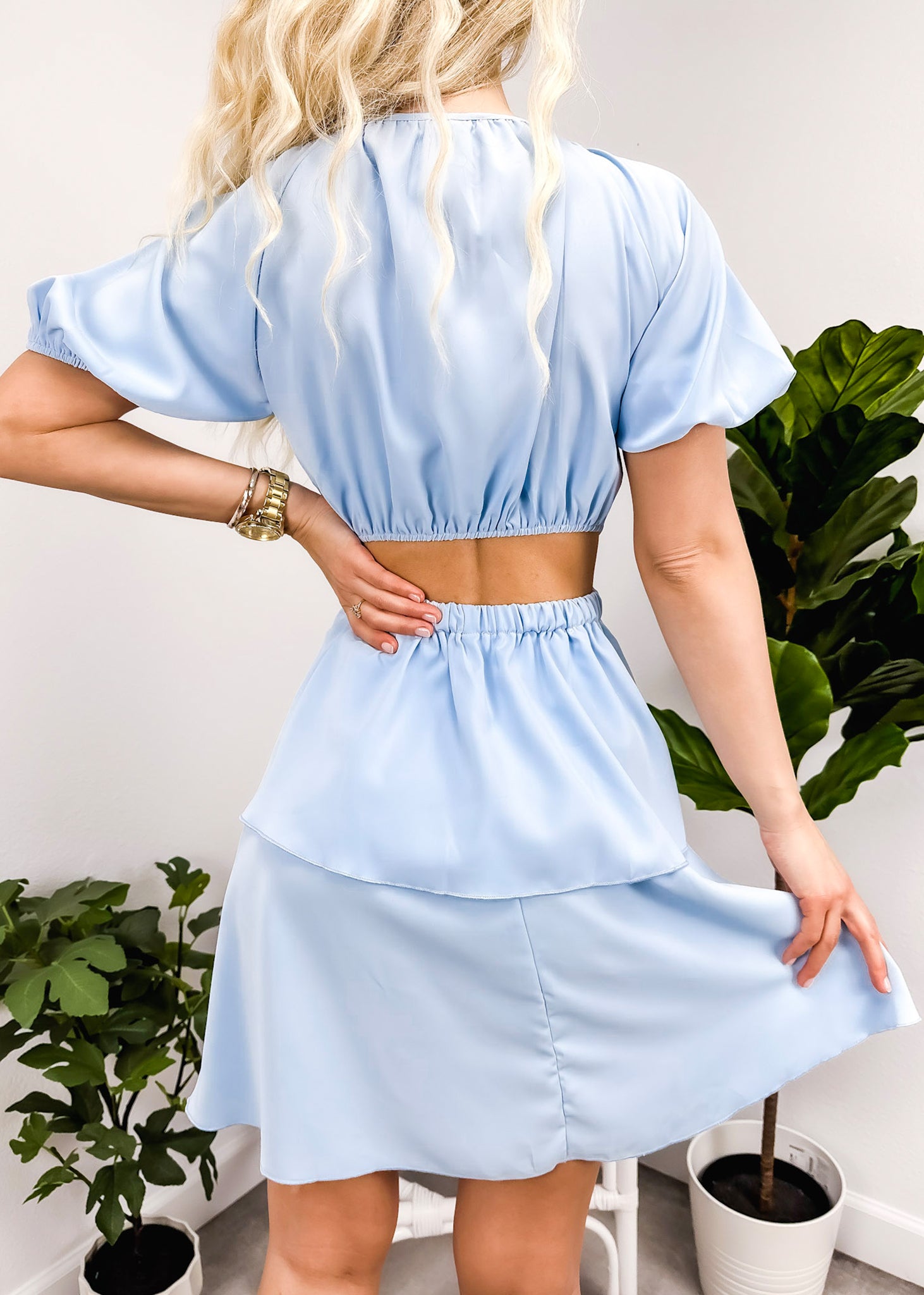 Vestido con aberturas y mangas abullonadas