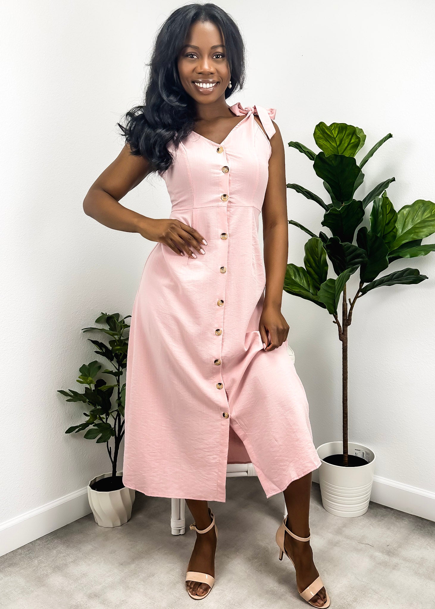 Vestido con botones en contraste y lazo en los hombros