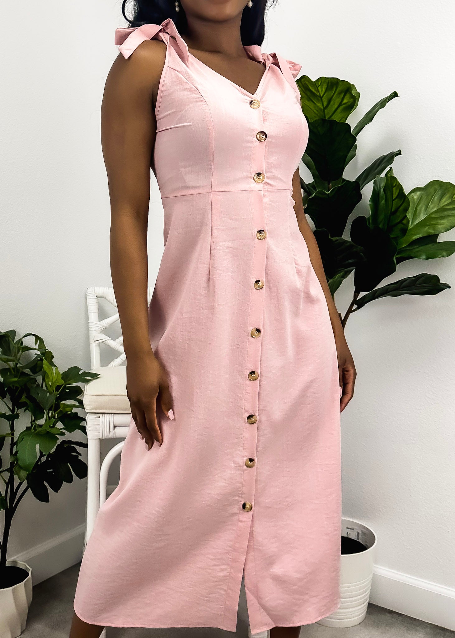 Vestido con botones en contraste y lazo en los hombros