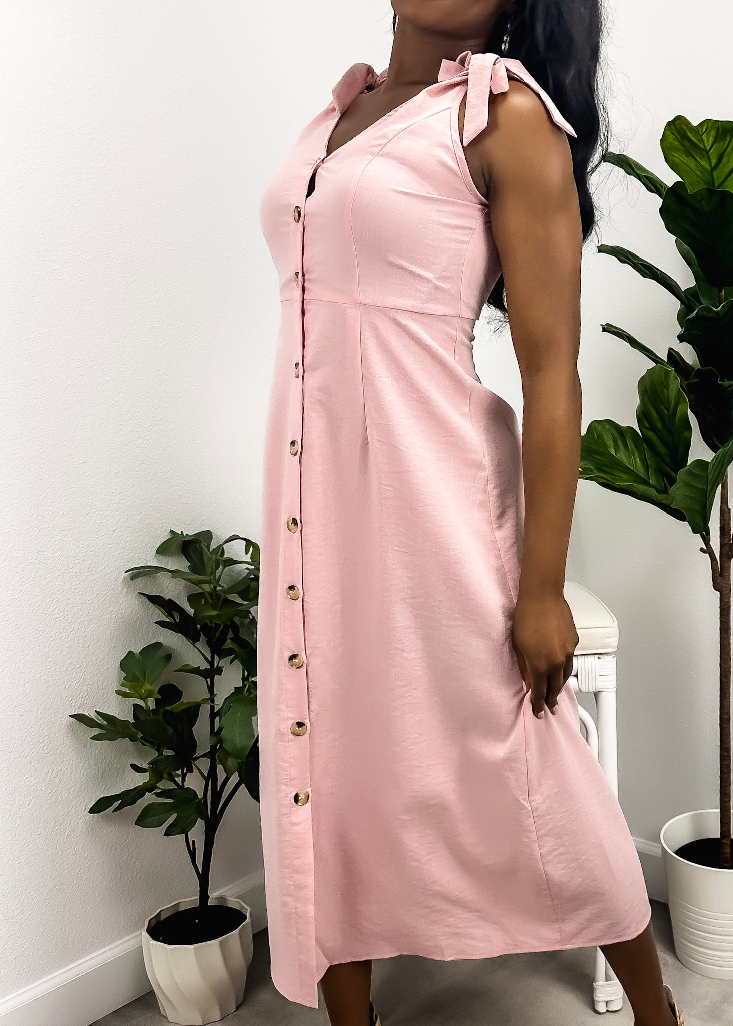Vestido con botones en contraste y lazo en los hombros