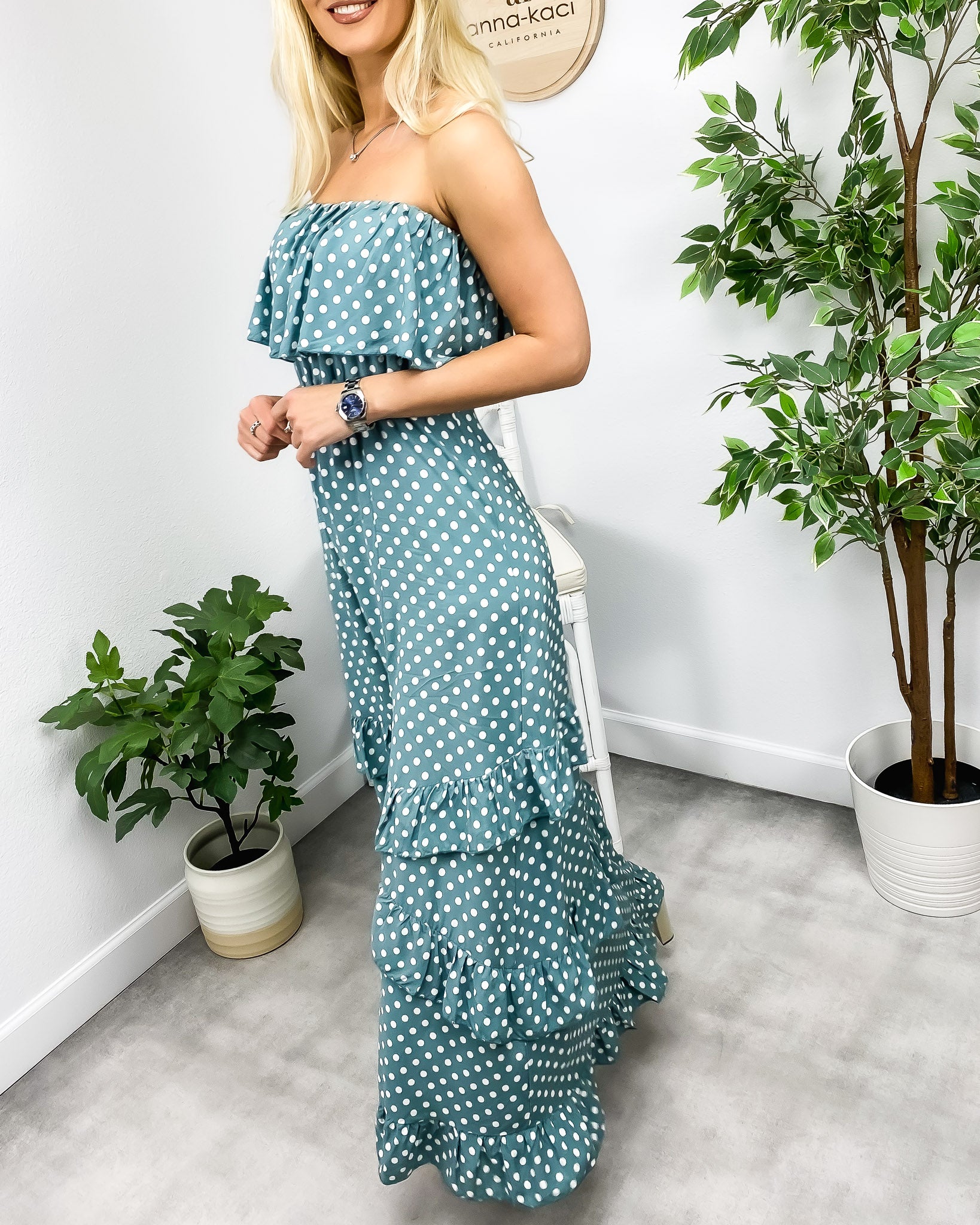 Vestido largo con volantes y lunares