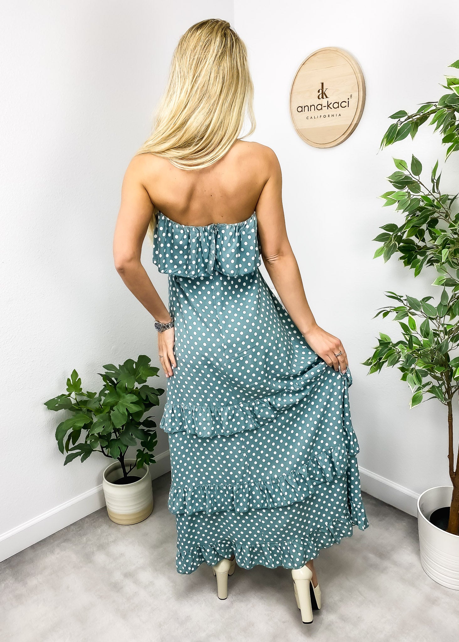 Vestido largo con volantes y lunares