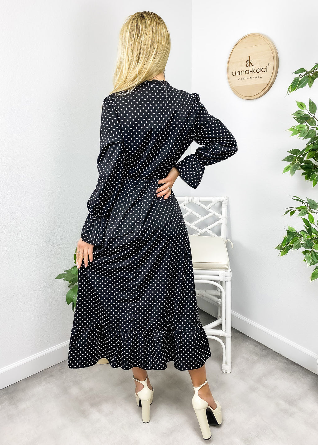 Vestido con estampado de lunares y cuello anudado