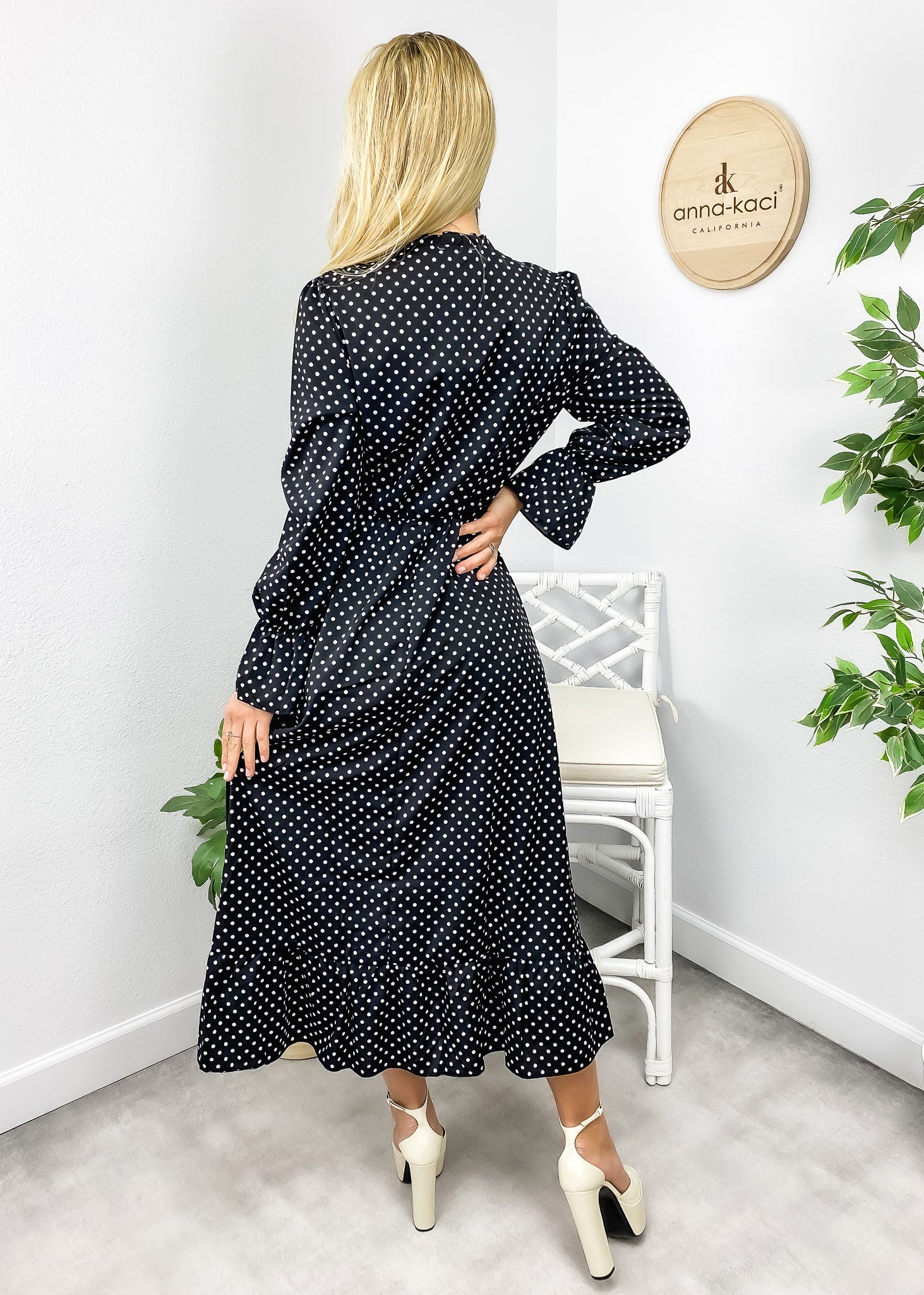 Vestido con estampado de lunares y cuello anudado