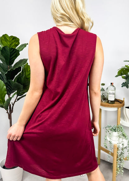 Vestido con pliegues laterales en color liso