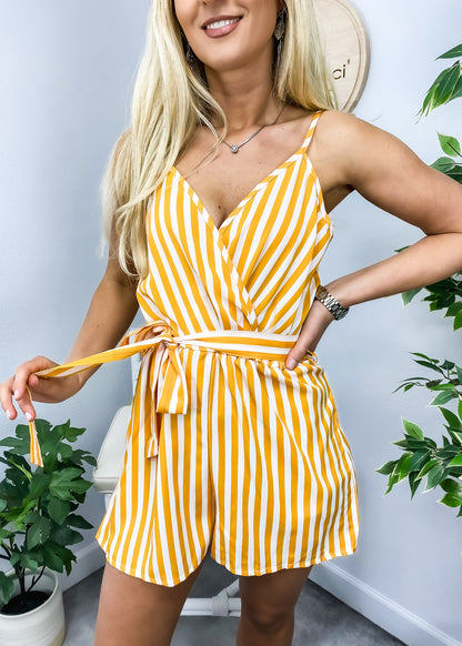 Mono con cuello cruzado y estampado de rayas