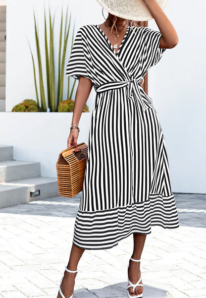 Vestido con cuello cruzado y estampado de rayas 