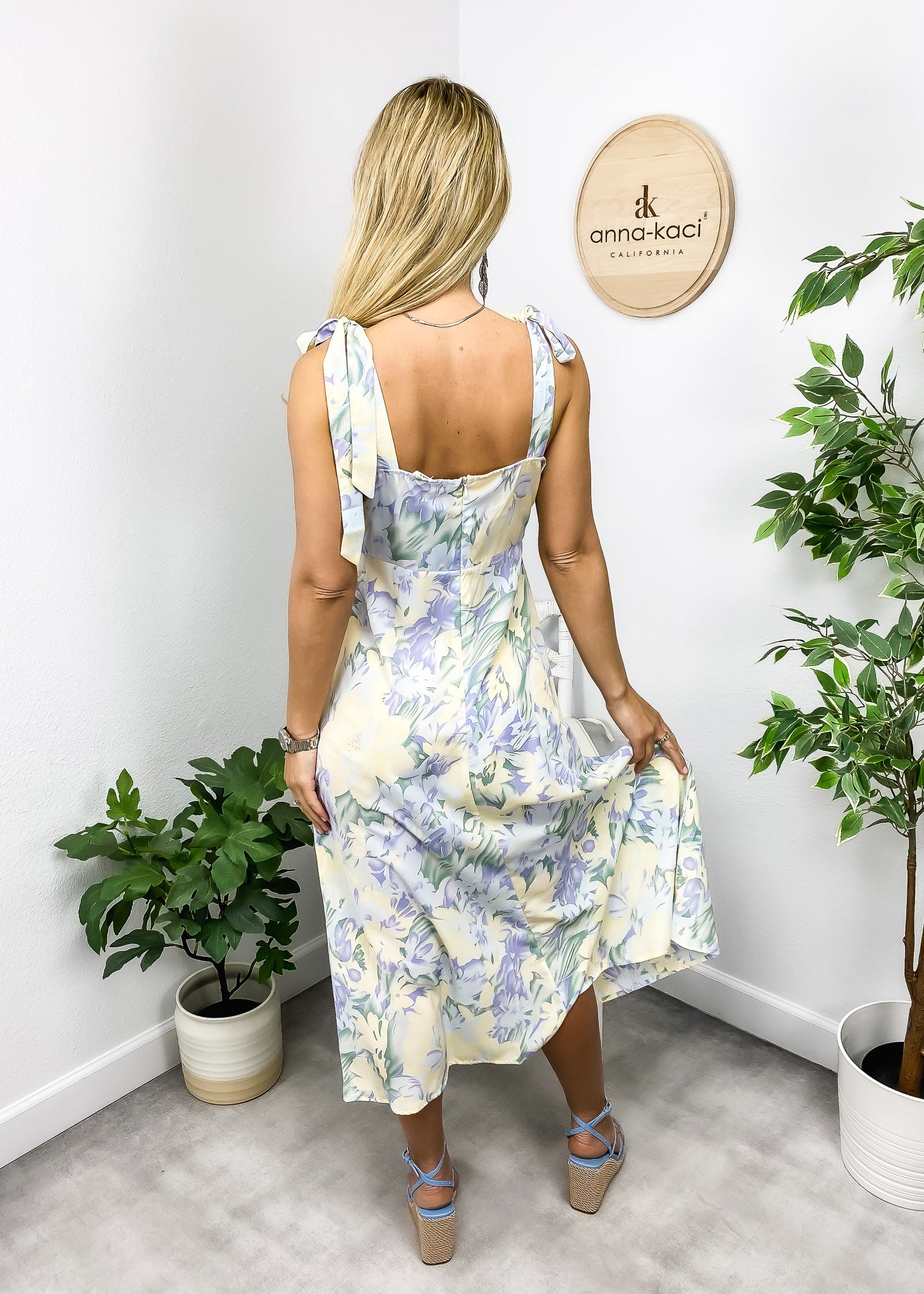Vestido con lazo en los hombros y estampado floral en tonos pastel