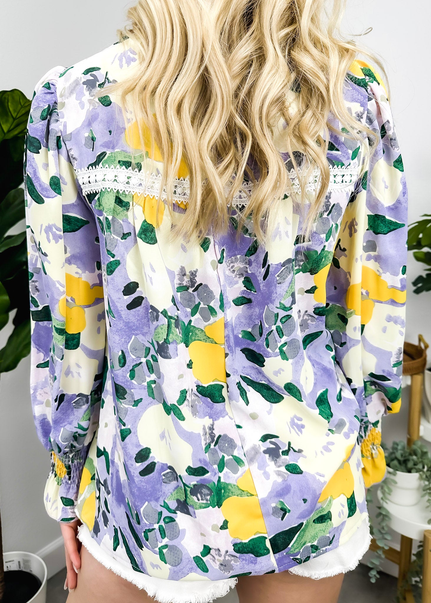 Blusa con detalle de encaje floral multicolor