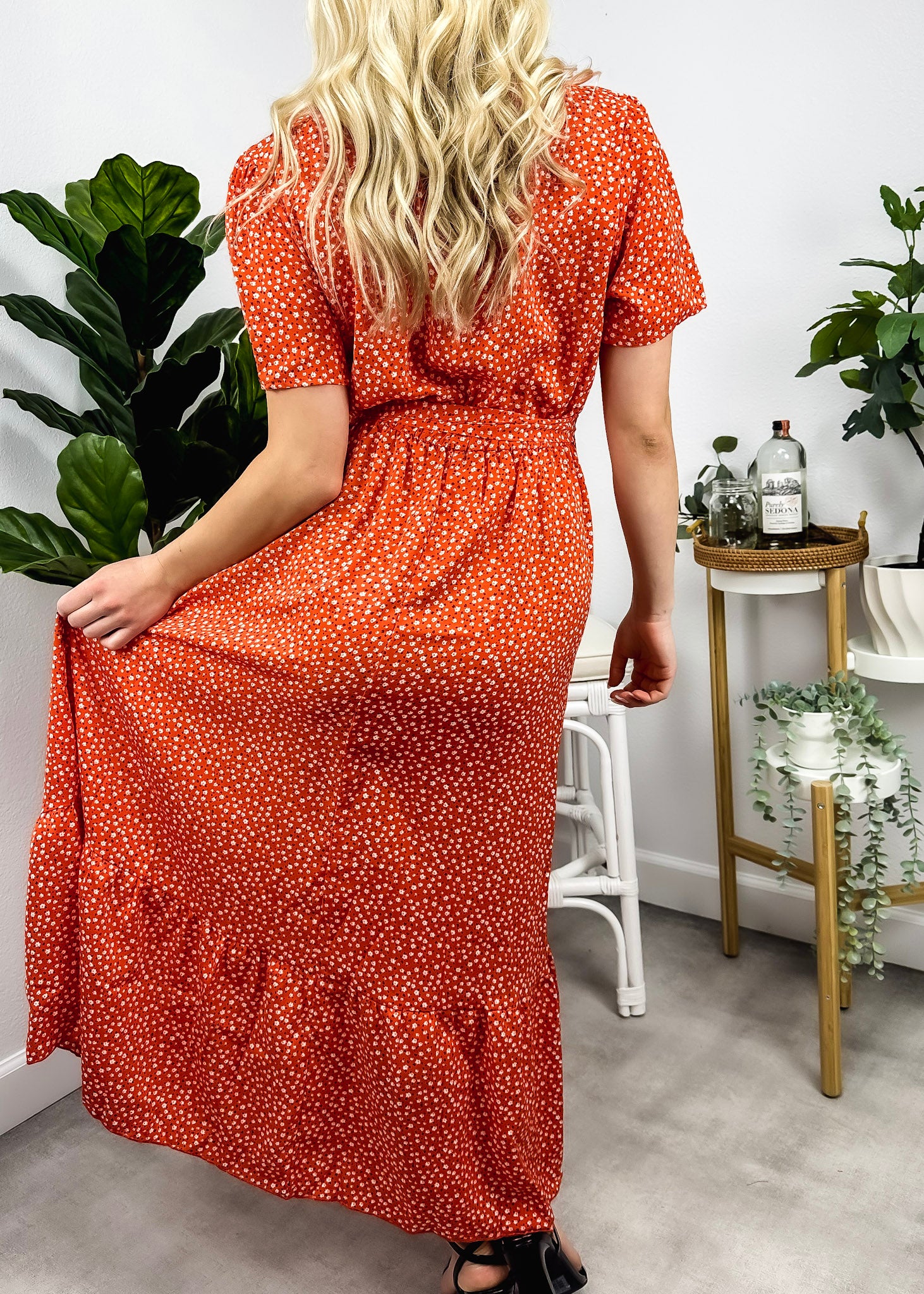 Vestido midi con dobladillo con volantes y estampado floral 