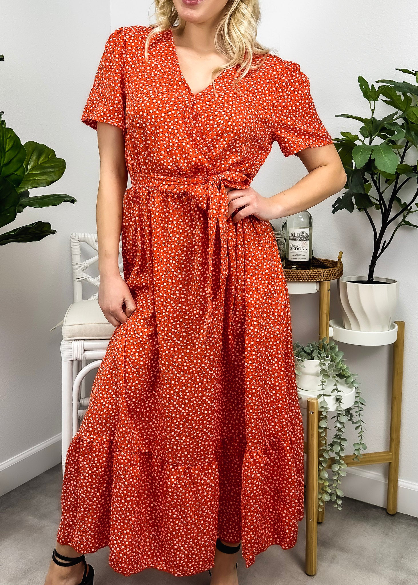 Vestido midi con dobladillo con volantes y estampado floral 