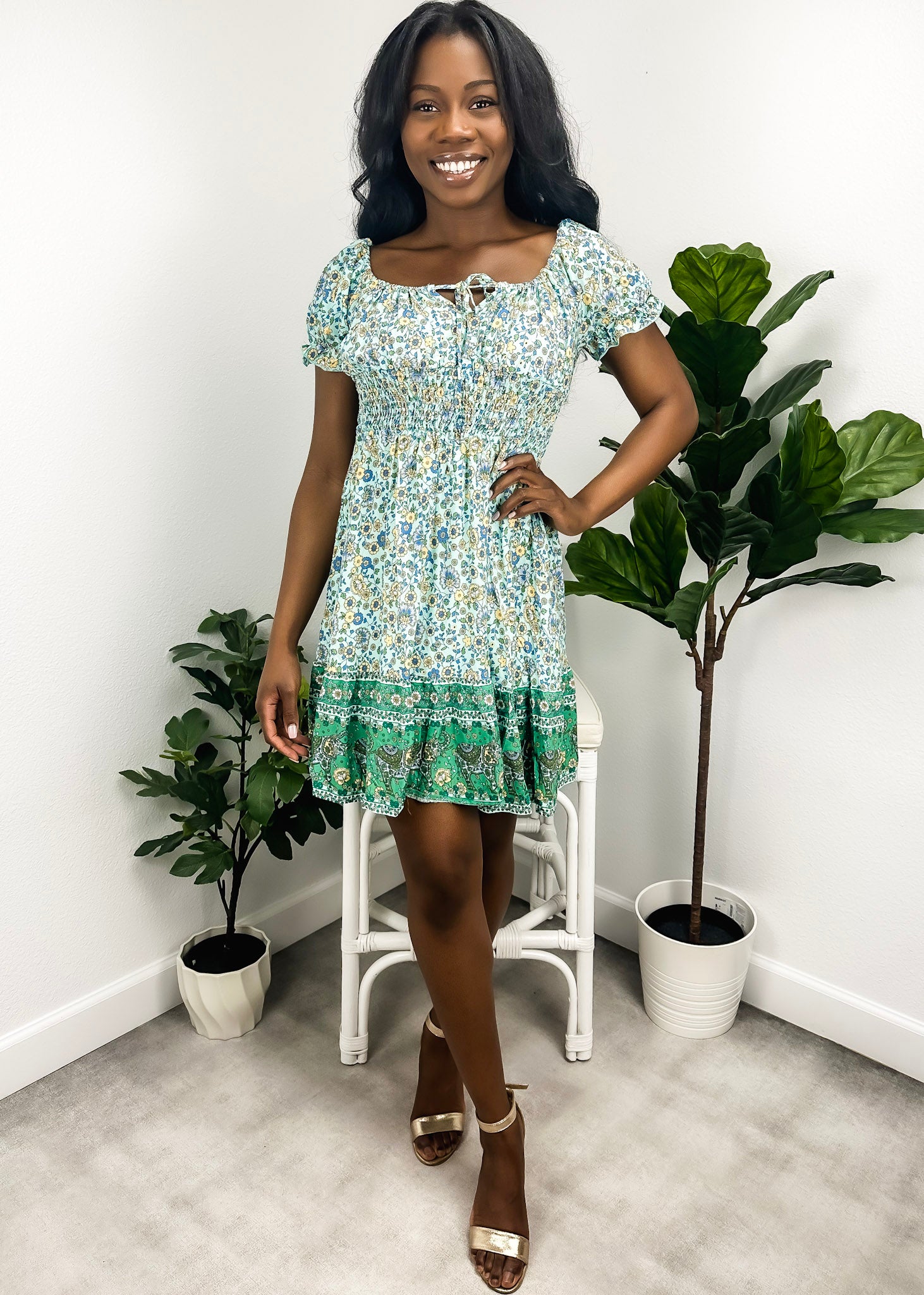 Vestido con hombros descubiertos y mangas abullonadas