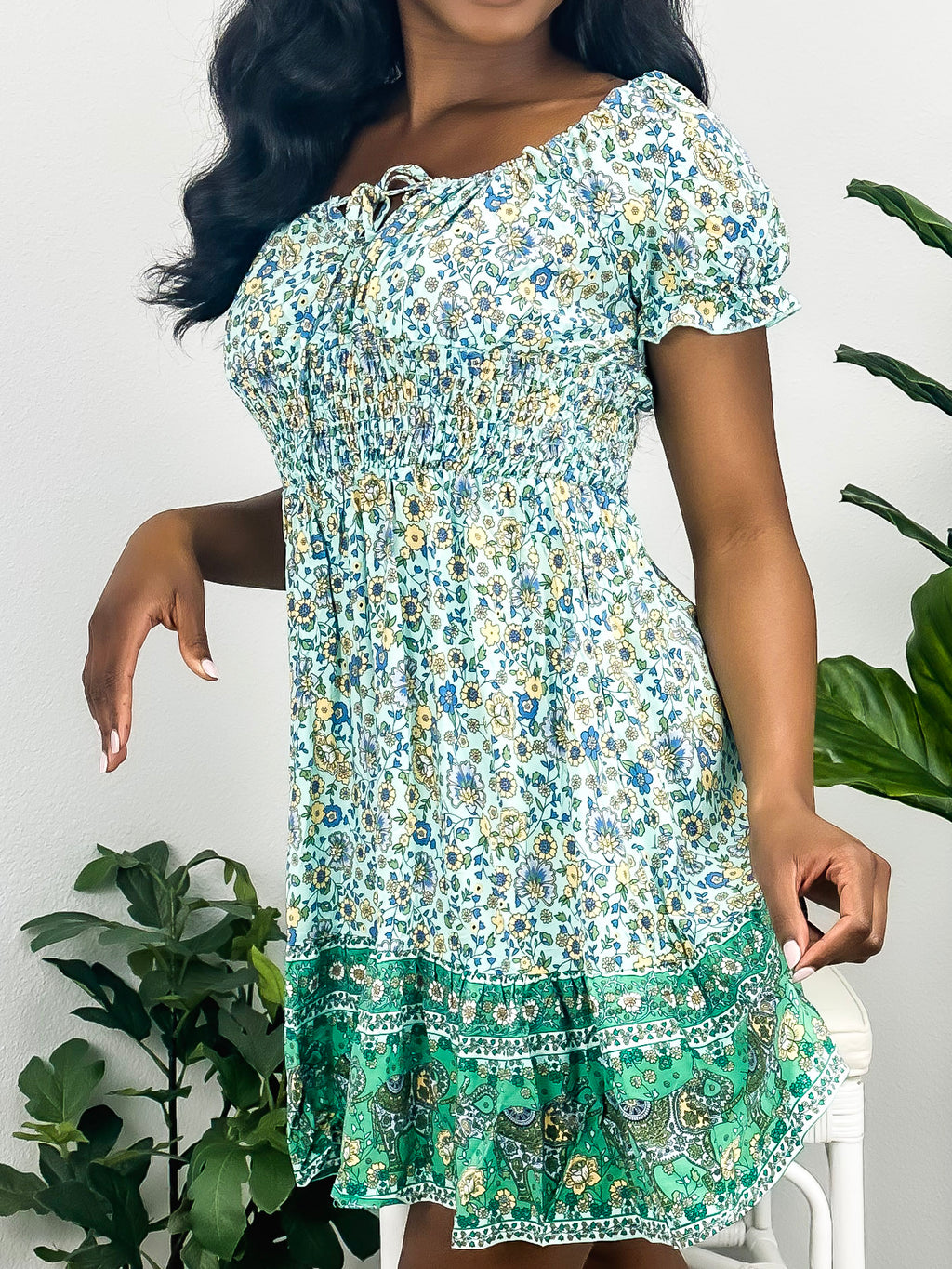 Vestido con hombros descubiertos y mangas abullonadas
