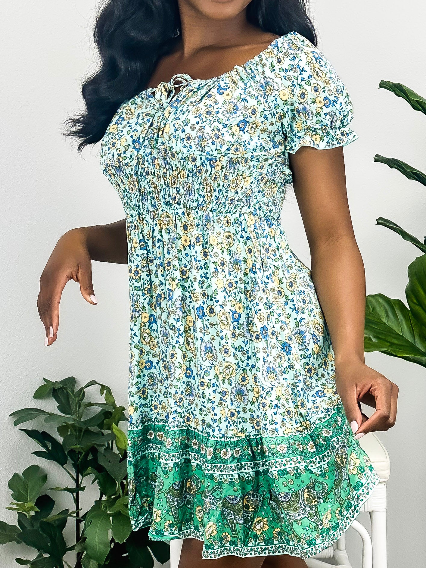 Vestido con hombros descubiertos y mangas abullonadas