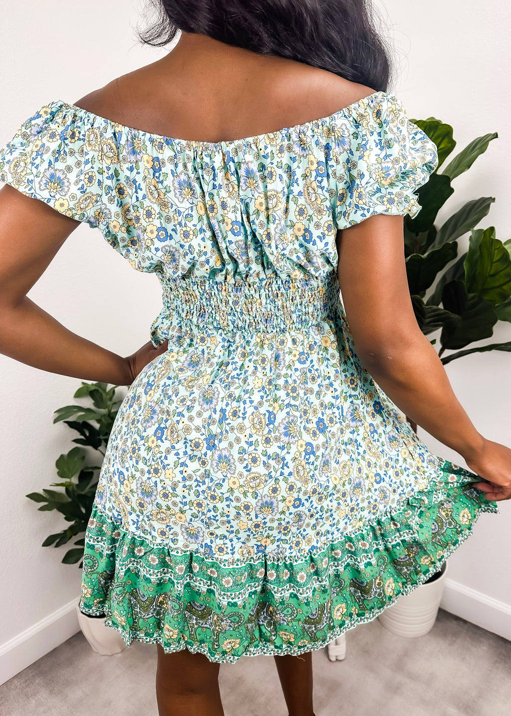 Vestido con hombros descubiertos y mangas abullonadas