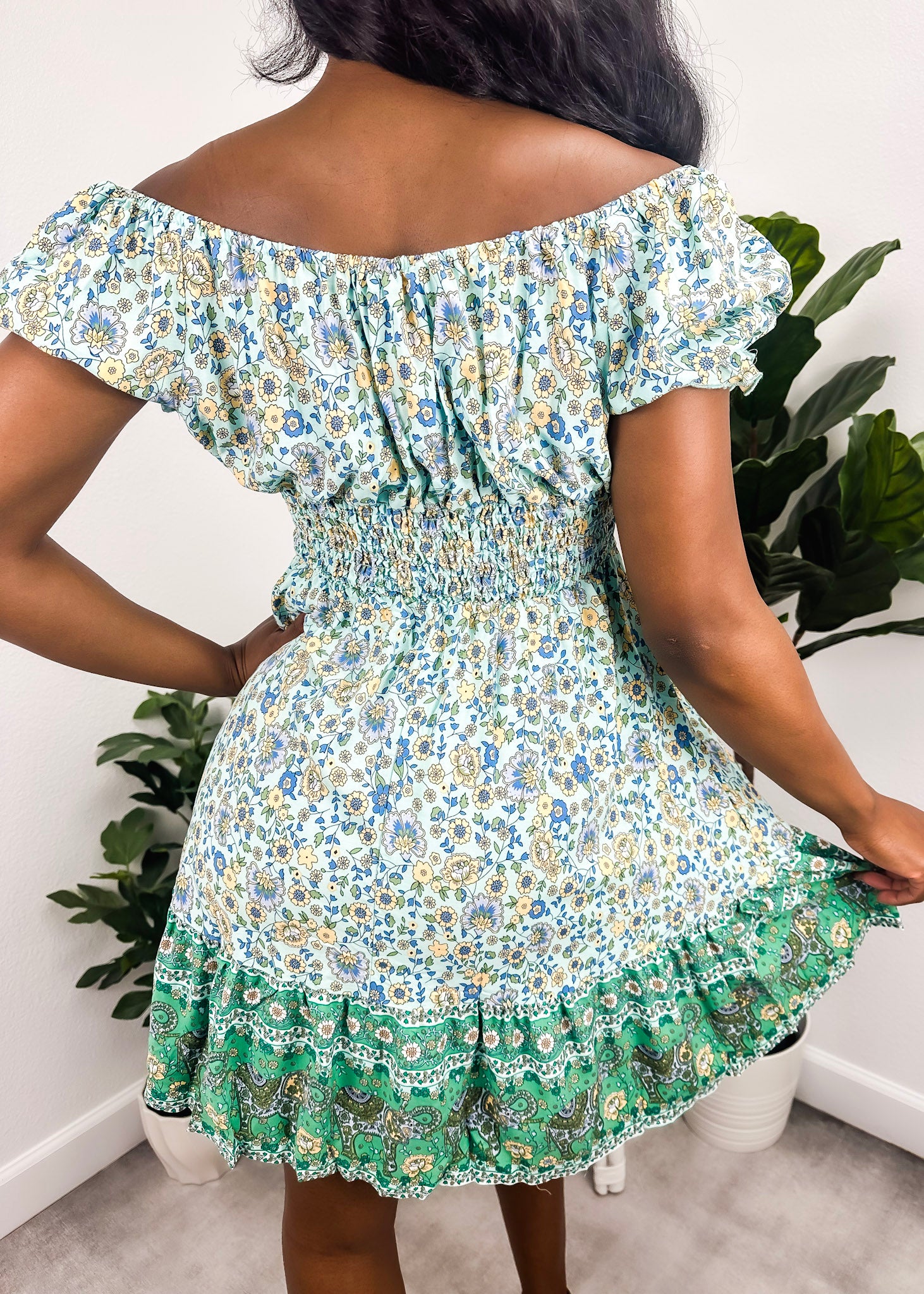Vestido con hombros descubiertos y mangas abullonadas