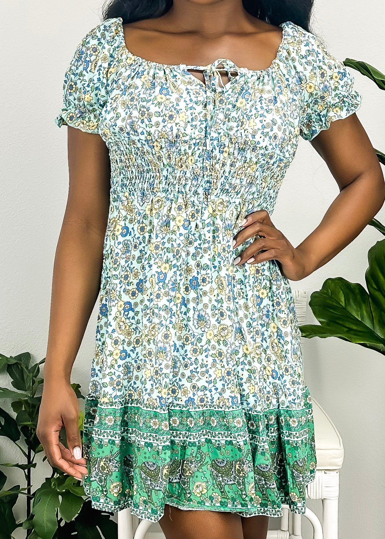 Vestido con hombros descubiertos y mangas abullonadas