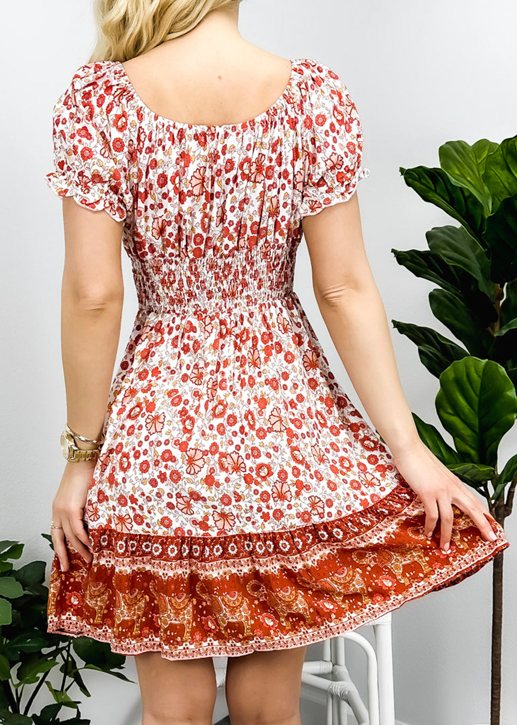 Vestido con hombros descubiertos y mangas abullonadas