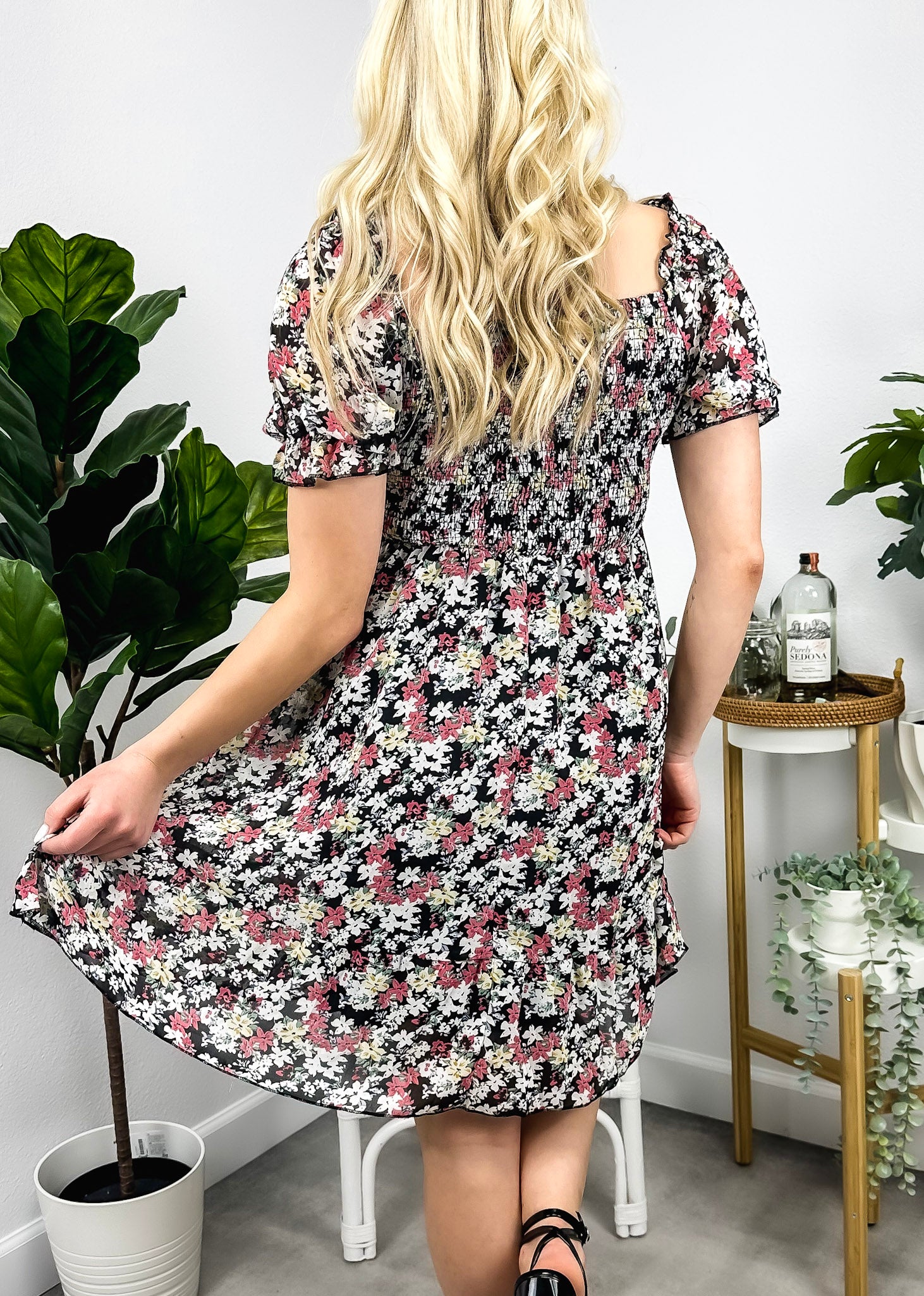Vestido floral con escote cuadrado y mangas abullonadas
