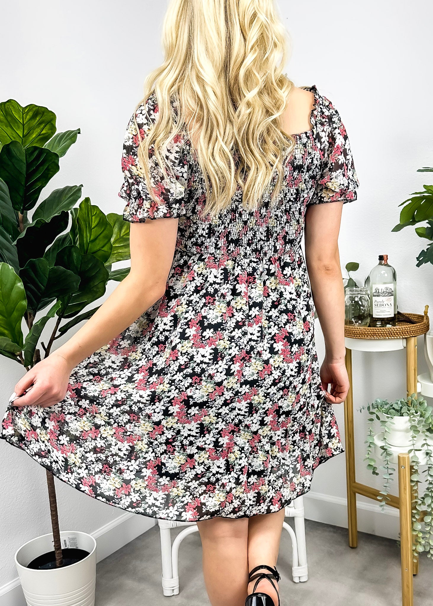 Vestido floral con escote cuadrado y mangas abullonadas