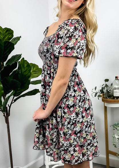 Vestido floral con escote cuadrado y mangas abullonadas